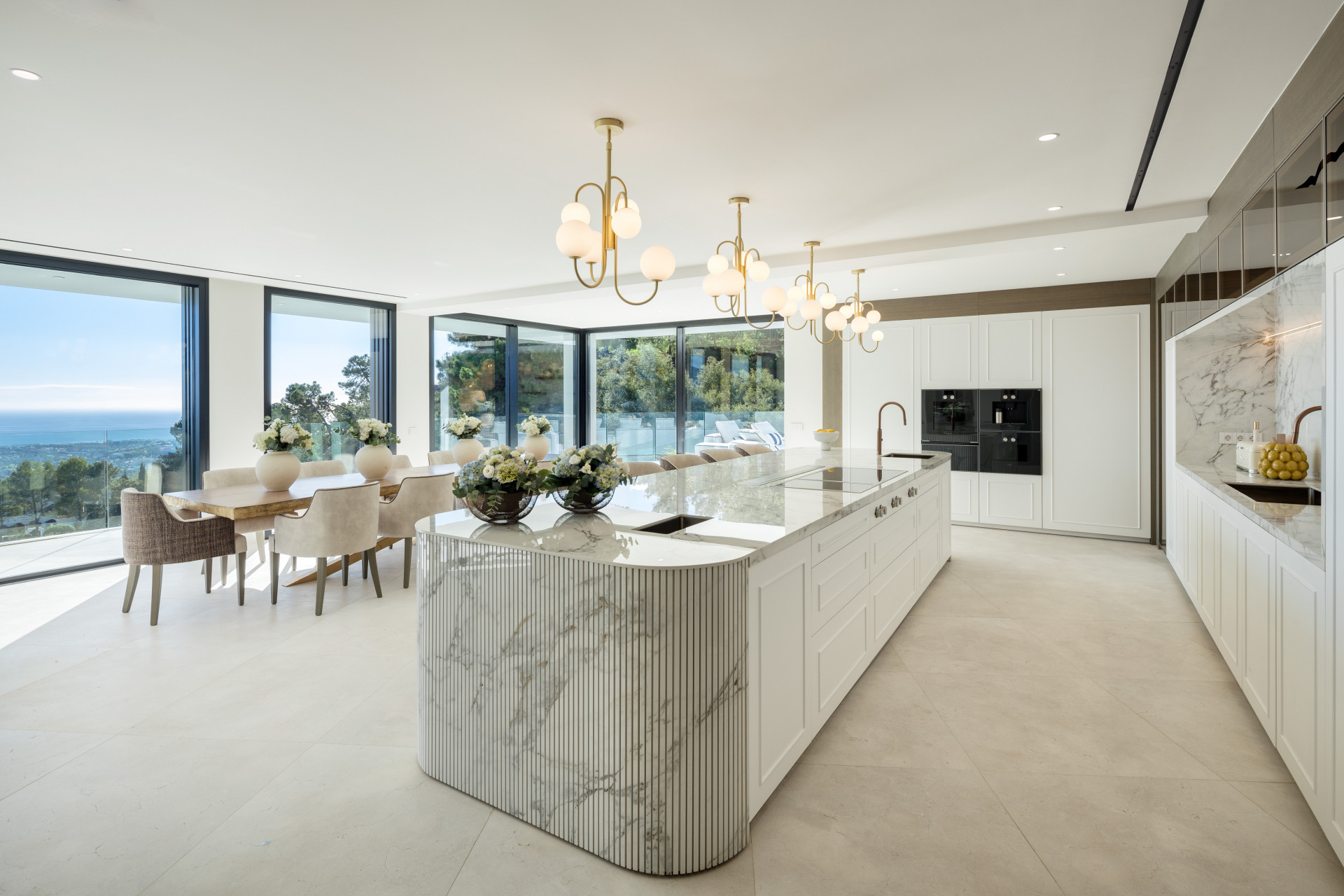 Luxury Curved Mansion in La Zagaleta · Photo 10