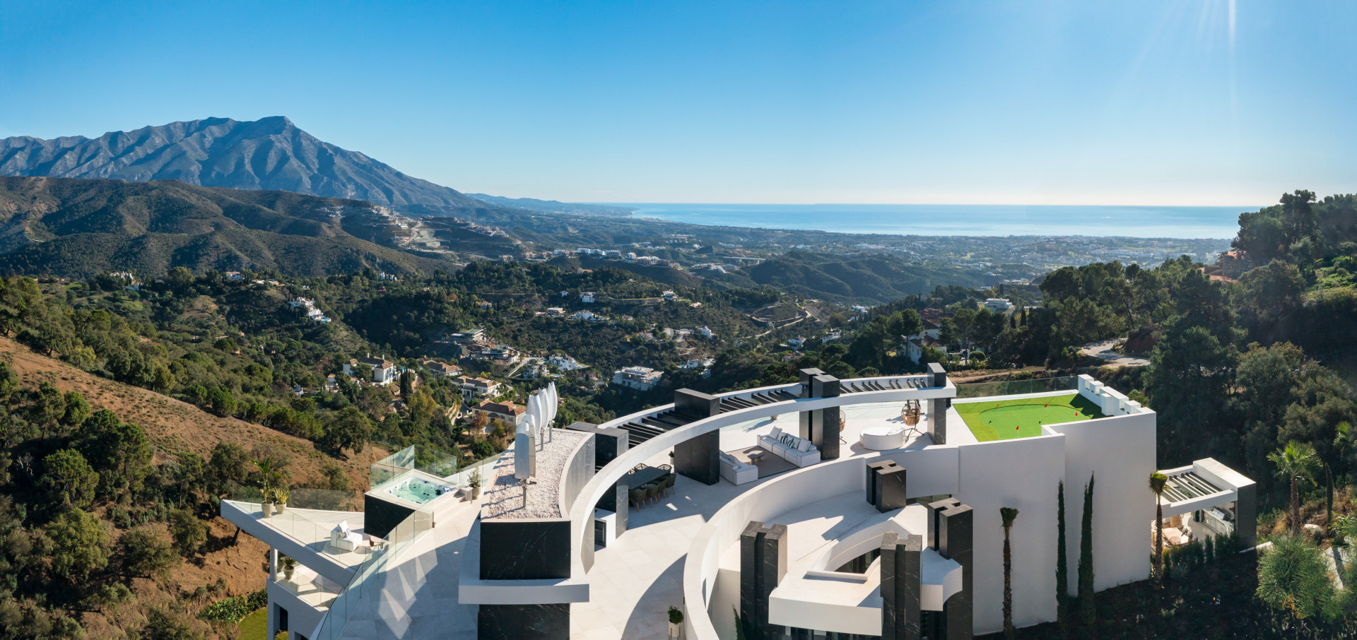 Luxury Curved Mansion in La Zagaleta · Photo 16