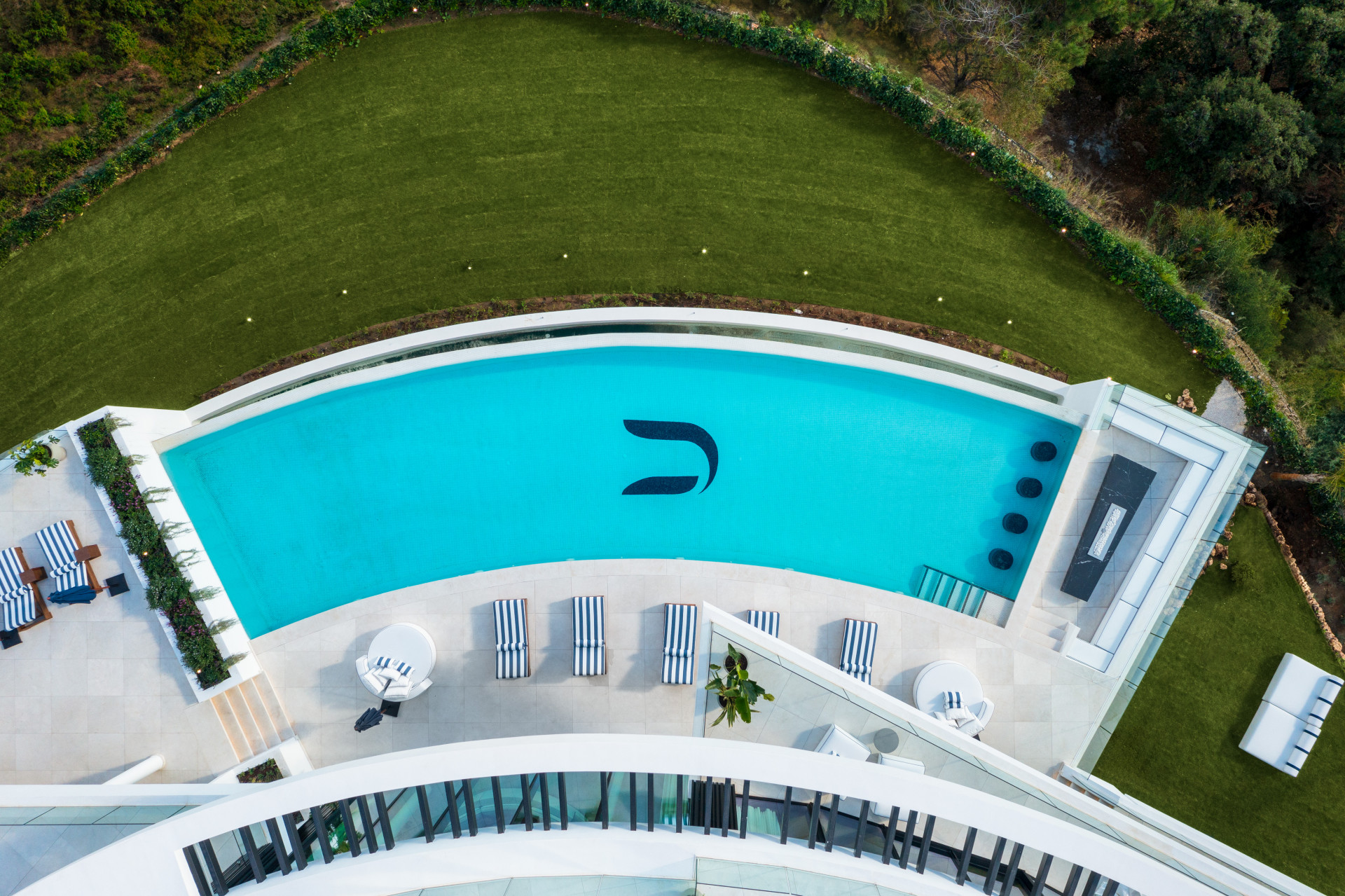 Luxury Curved Mansion in La Zagaleta · Photo 42