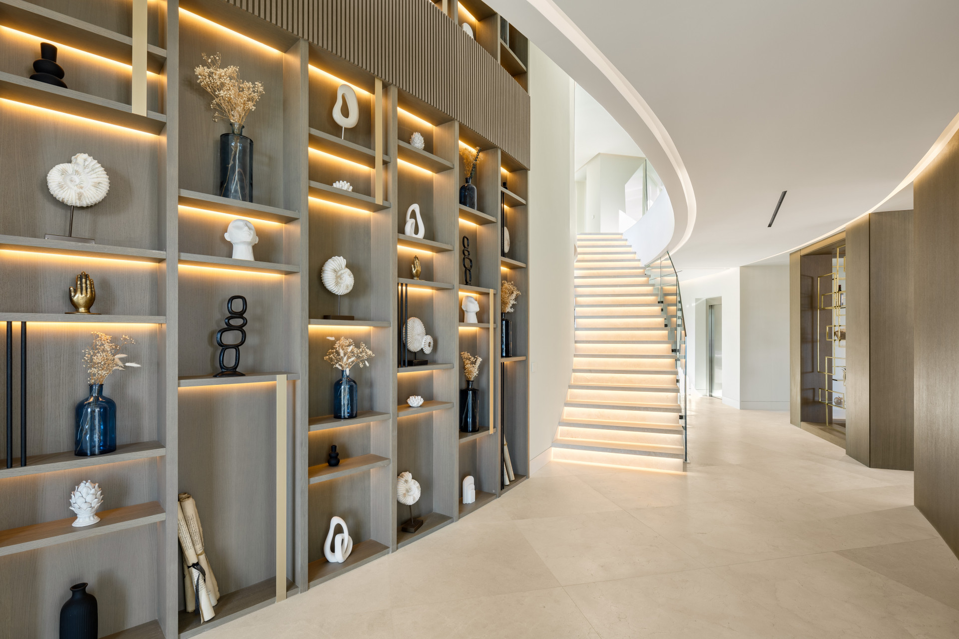 Luxury Curved Mansion in La Zagaleta · Photo 15