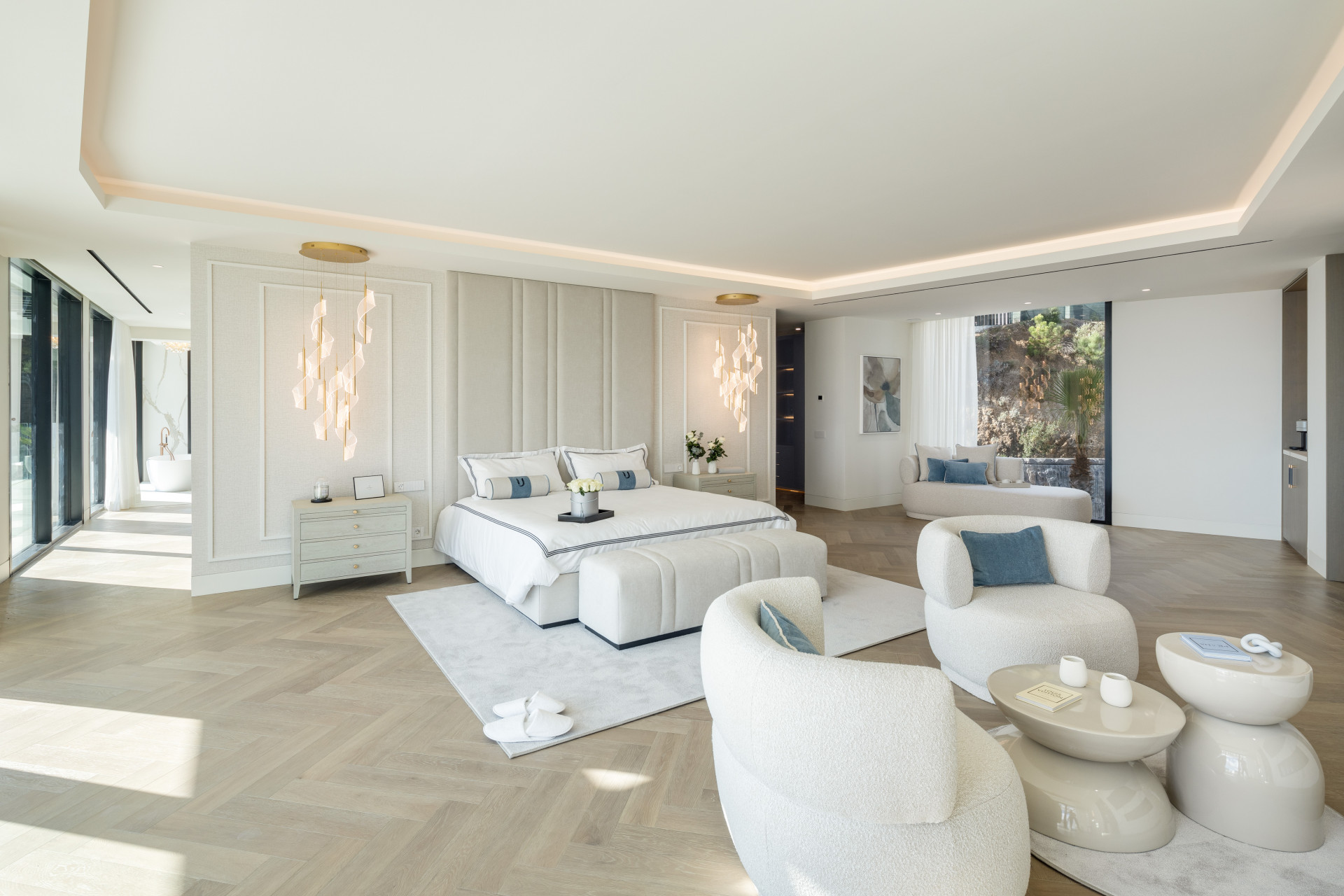 Luxury Curved Mansion in La Zagaleta · Photo 21
