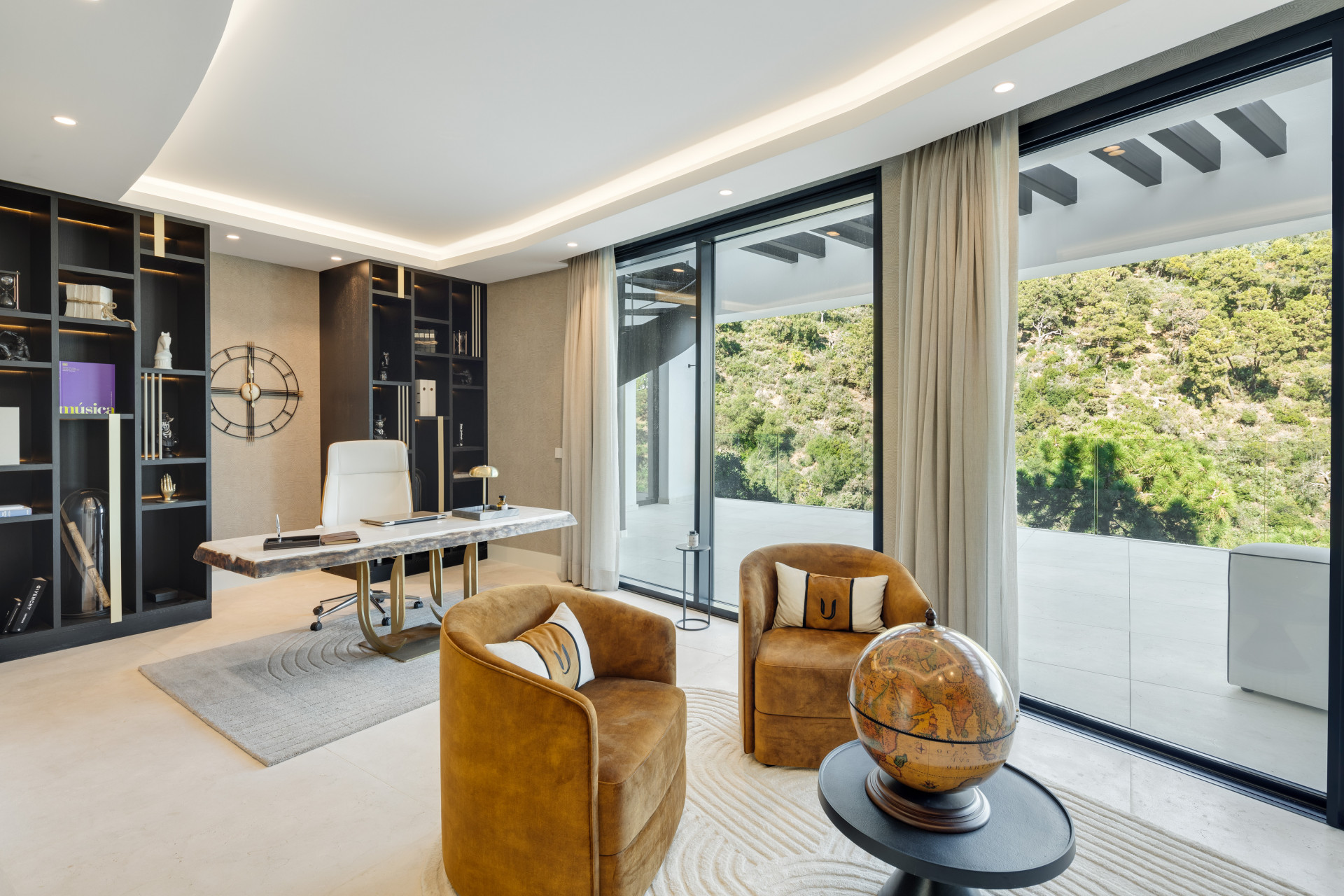 Luxury Curved Mansion in La Zagaleta · Photo 14