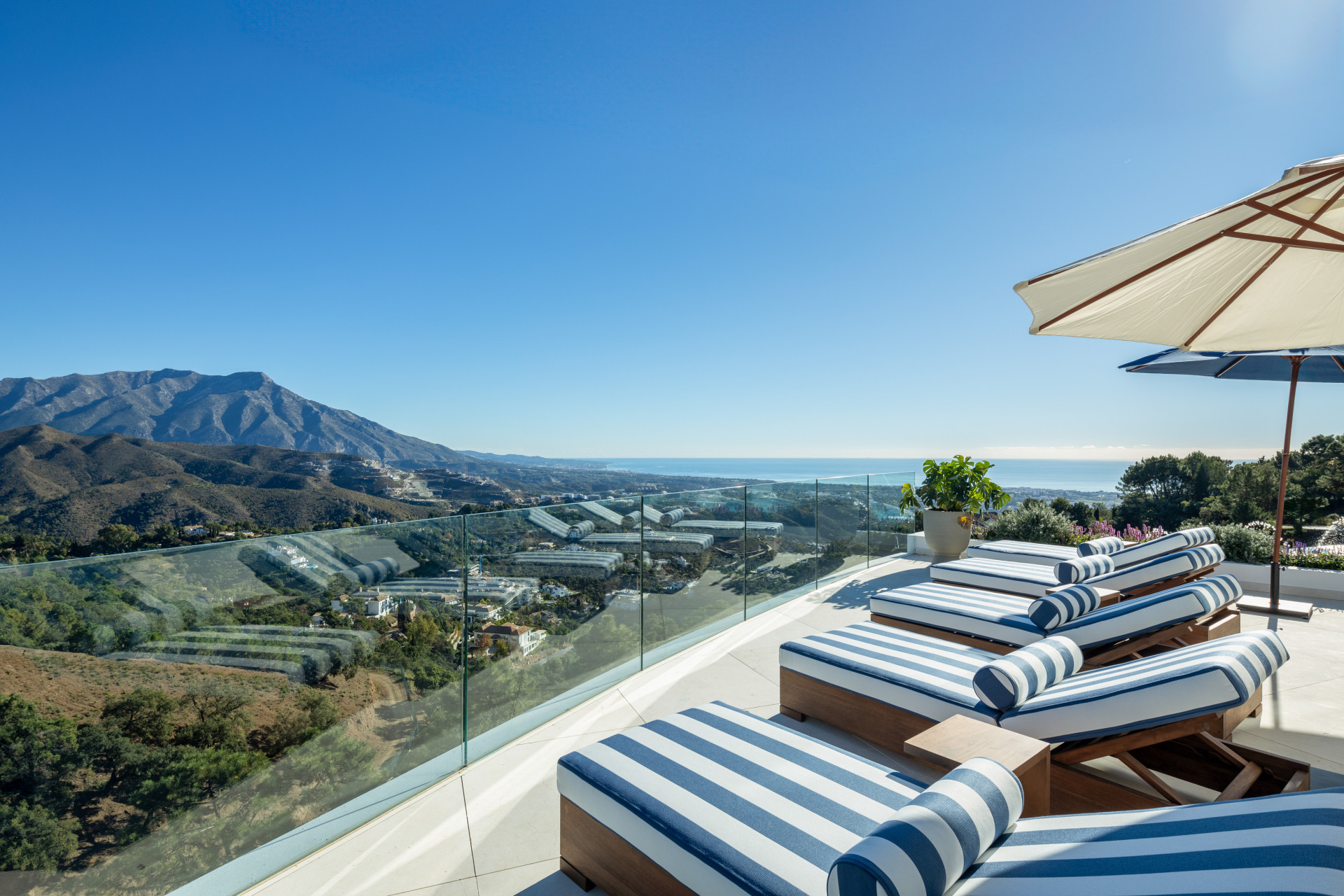 Luxury Curved Mansion in La Zagaleta · Photo 8