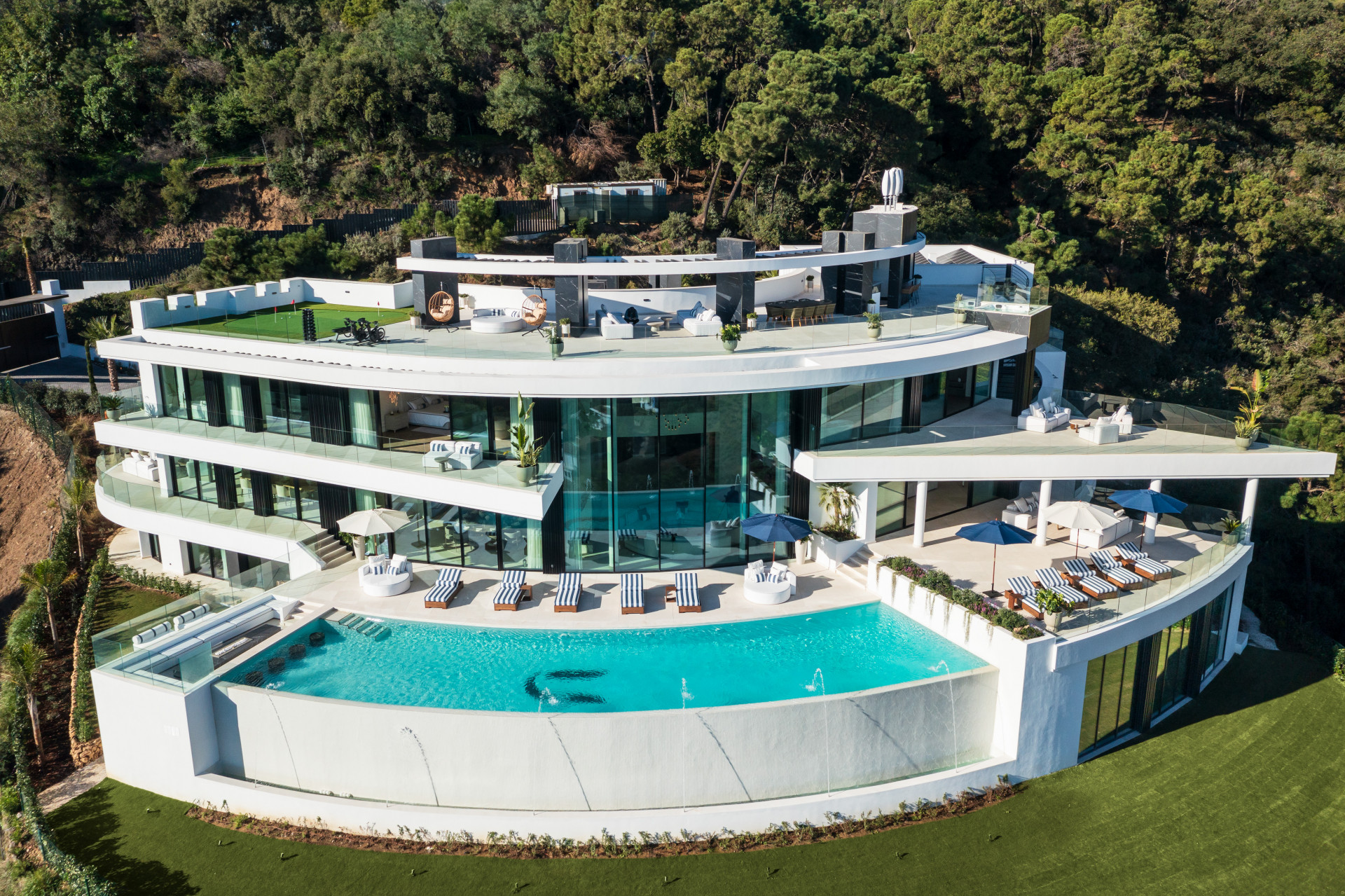 Luxury Curved Mansion in La Zagaleta · Photo 44