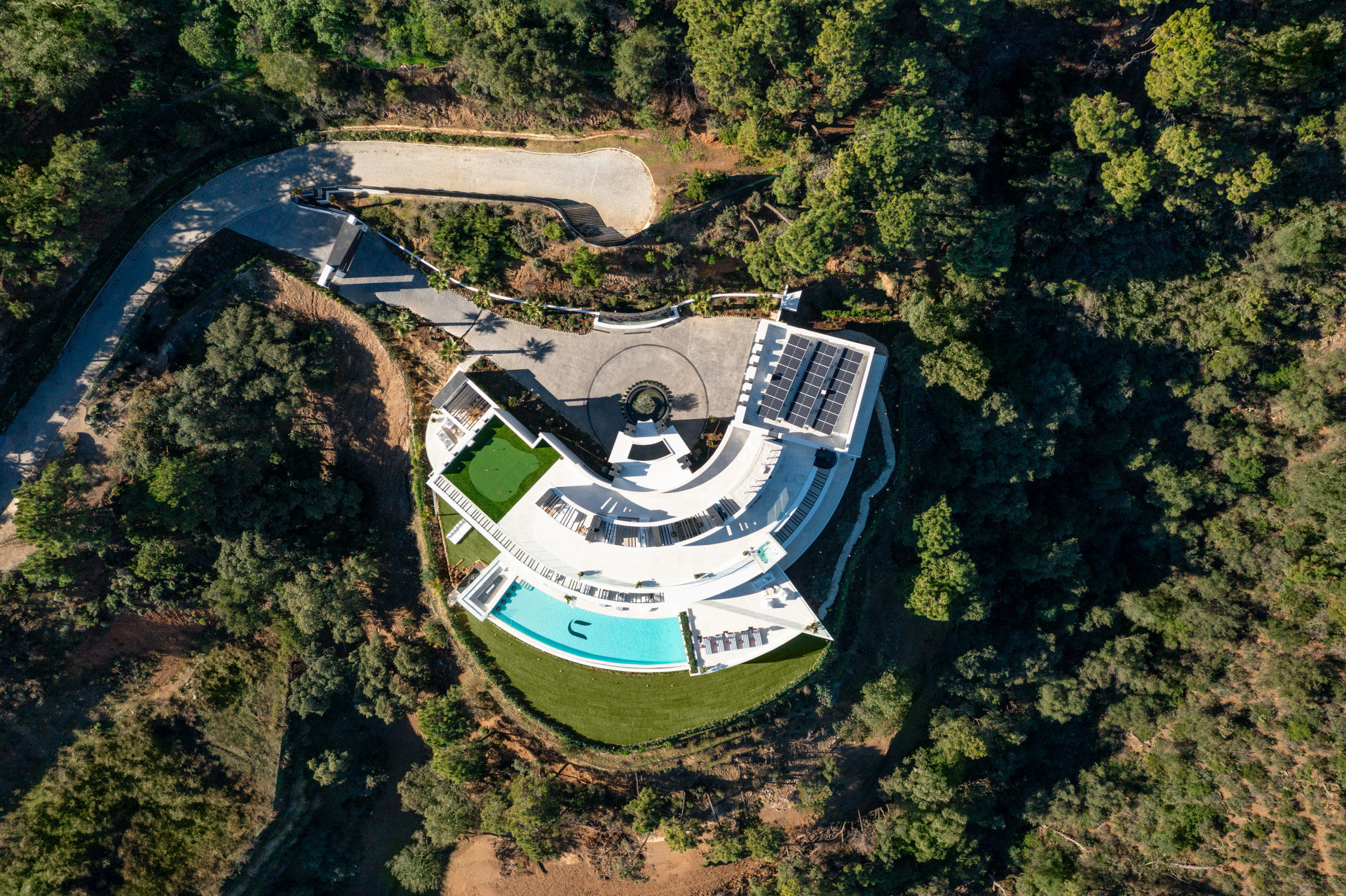 Luxury Curved Mansion in La Zagaleta · Photo 43