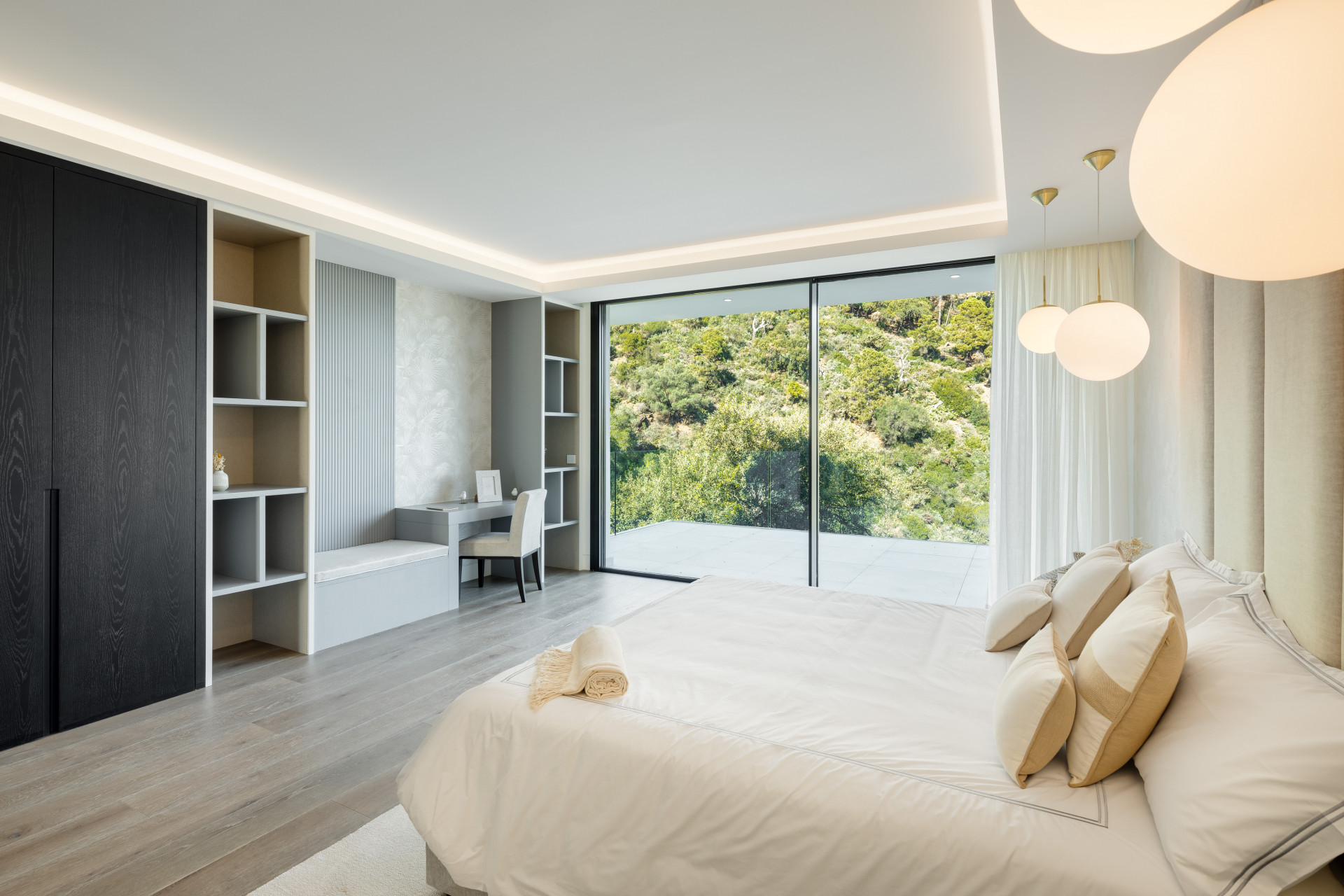 Luxury Curved Mansion in La Zagaleta · Photo 22
