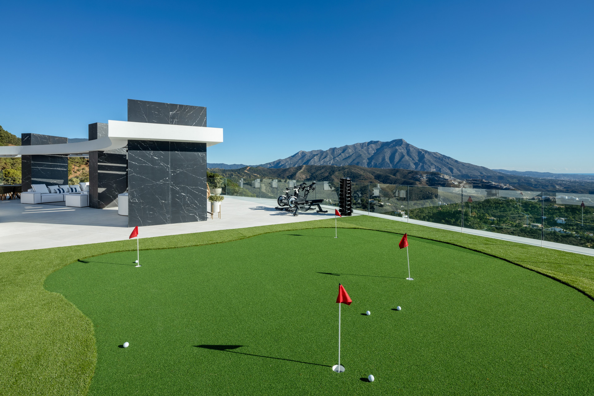 Luxury Curved Mansion in La Zagaleta · Photo 38