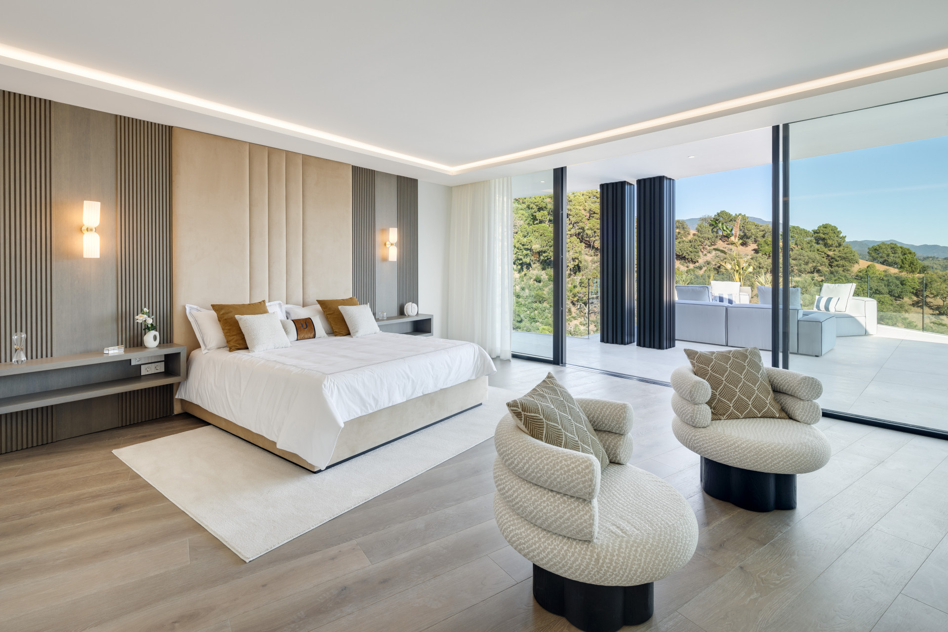 Luxury Curved Mansion in La Zagaleta · Photo 19