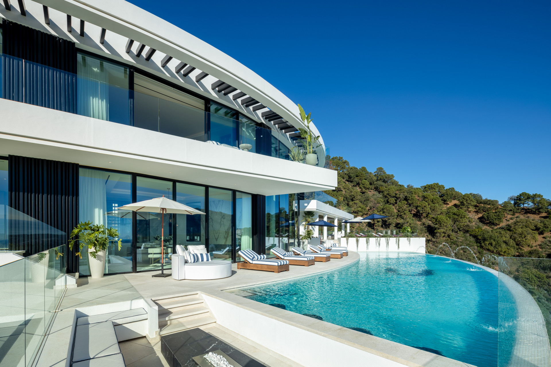Luxury Curved Mansion in La Zagaleta · Photo 24