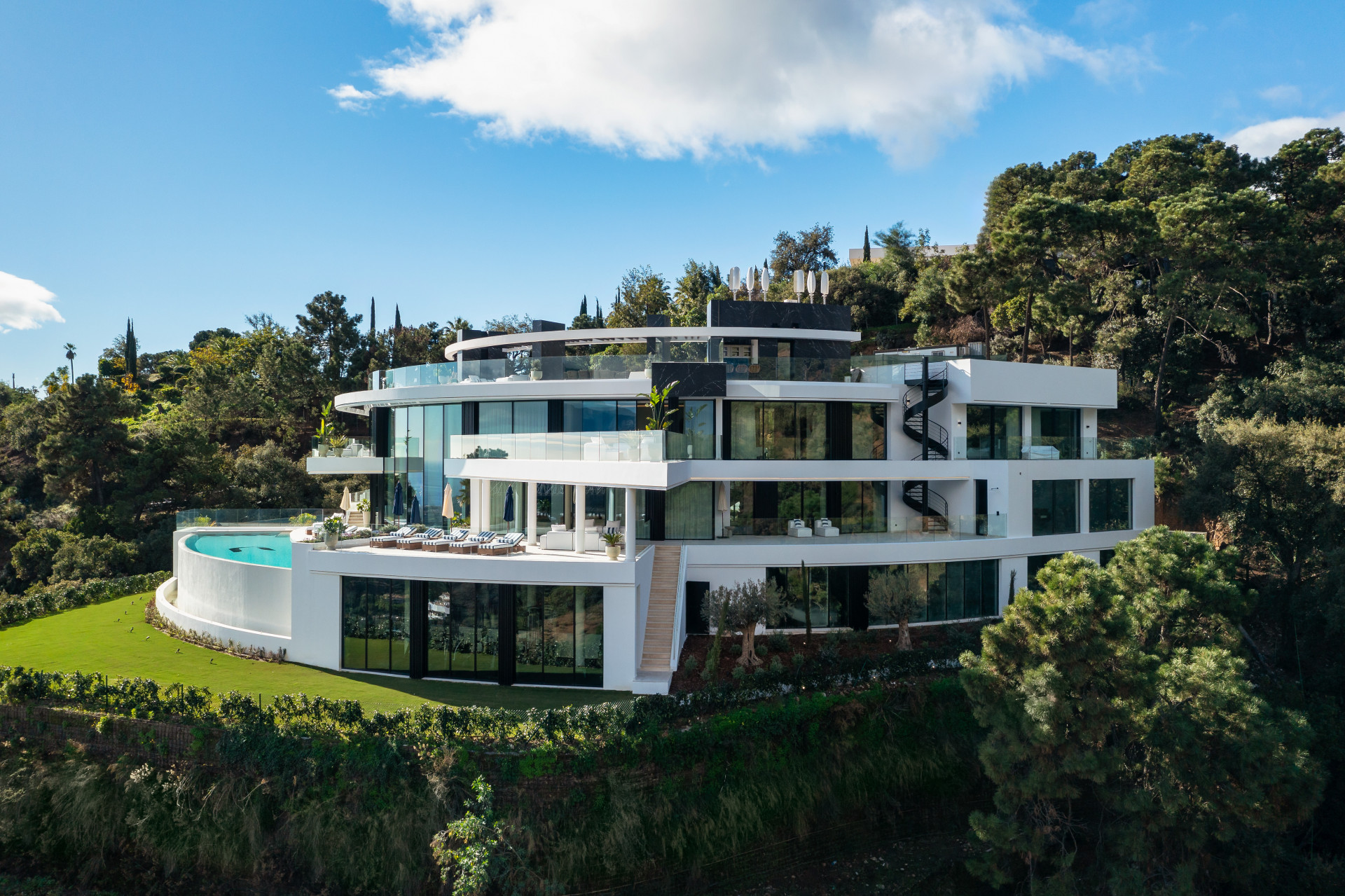 Luxury Curved Mansion in La Zagaleta · Photo 37