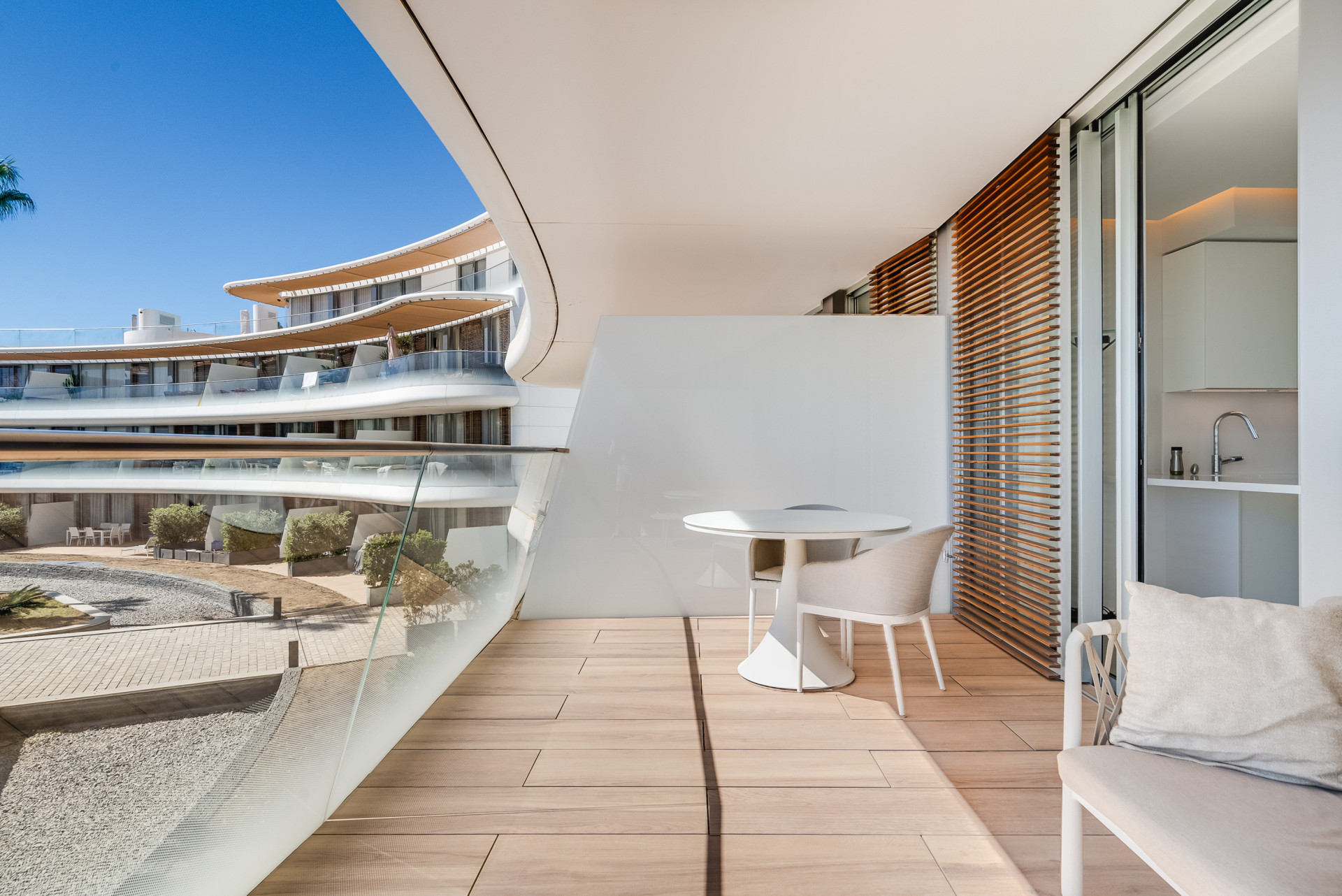 Beachfront Apartment with Sea Views · Photo 21