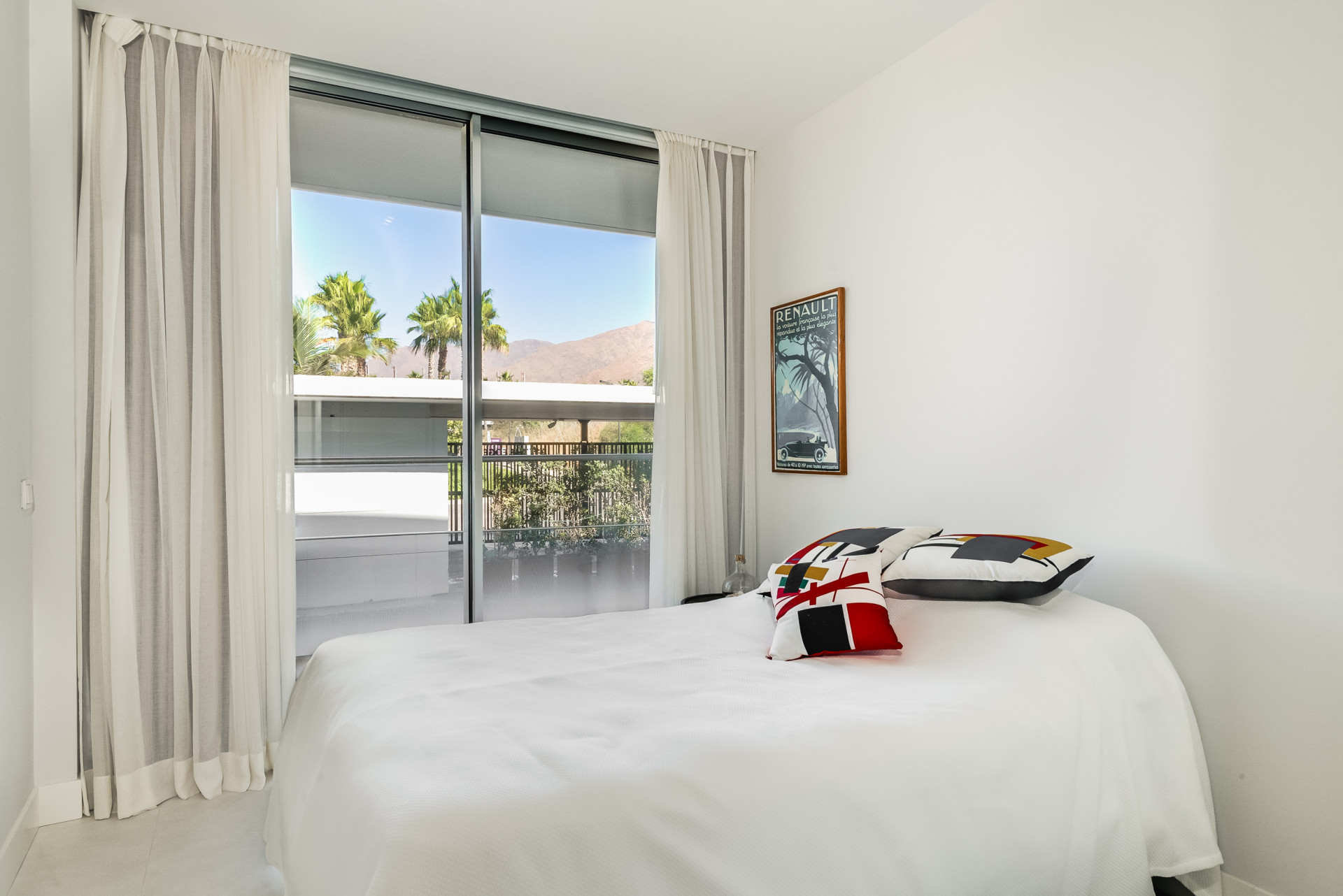 Beachfront Apartment with Sea Views · Photo 10