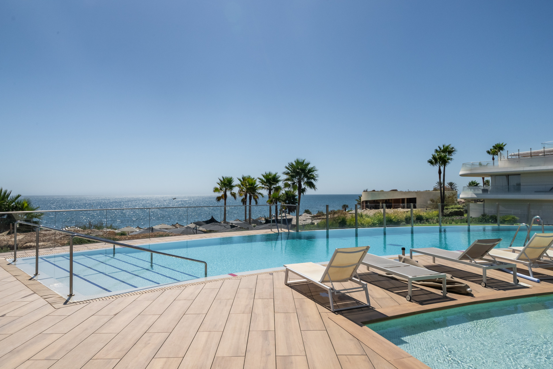 Beachfront Apartment with Sea Views · Photo 16