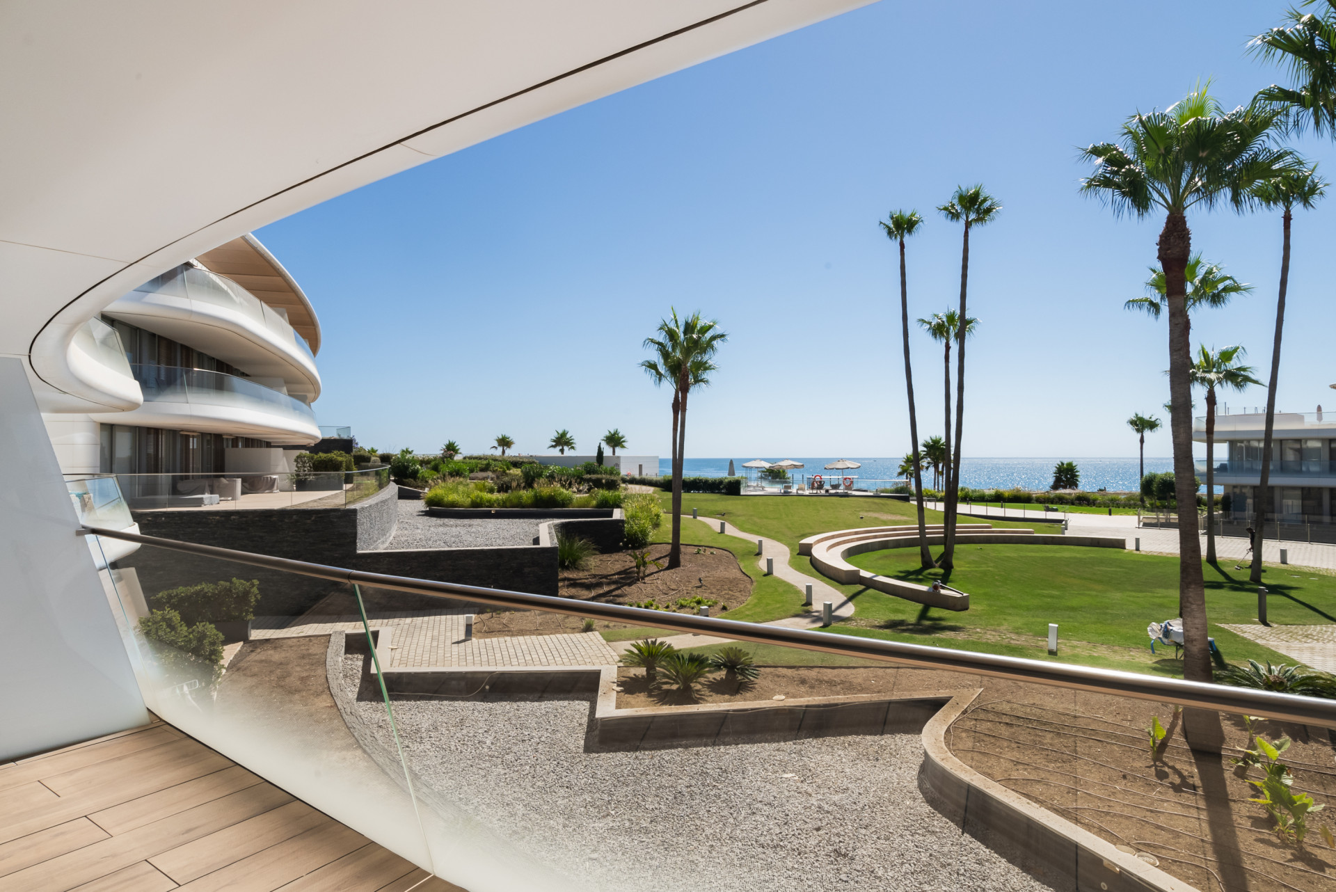 Beachfront Apartment with Sea Views · Photo 13