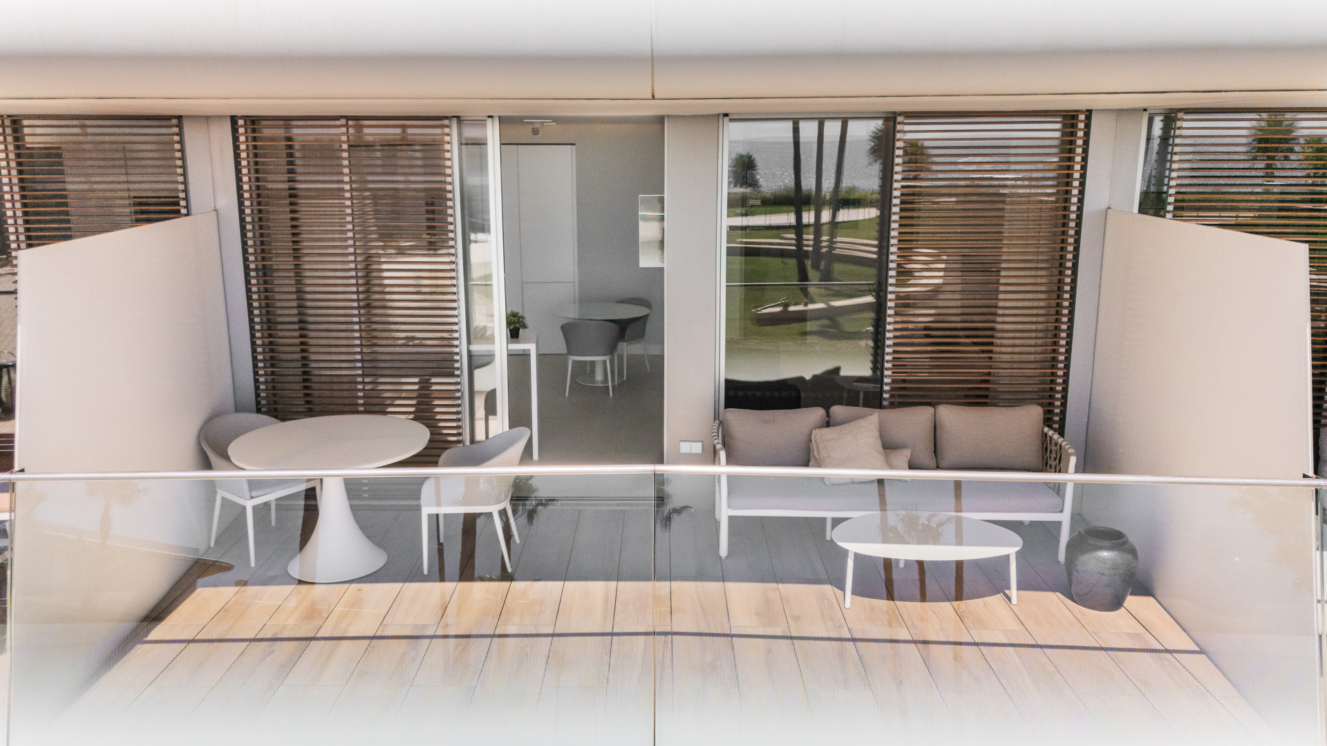 Beachfront Apartment with Sea Views · Photo 8