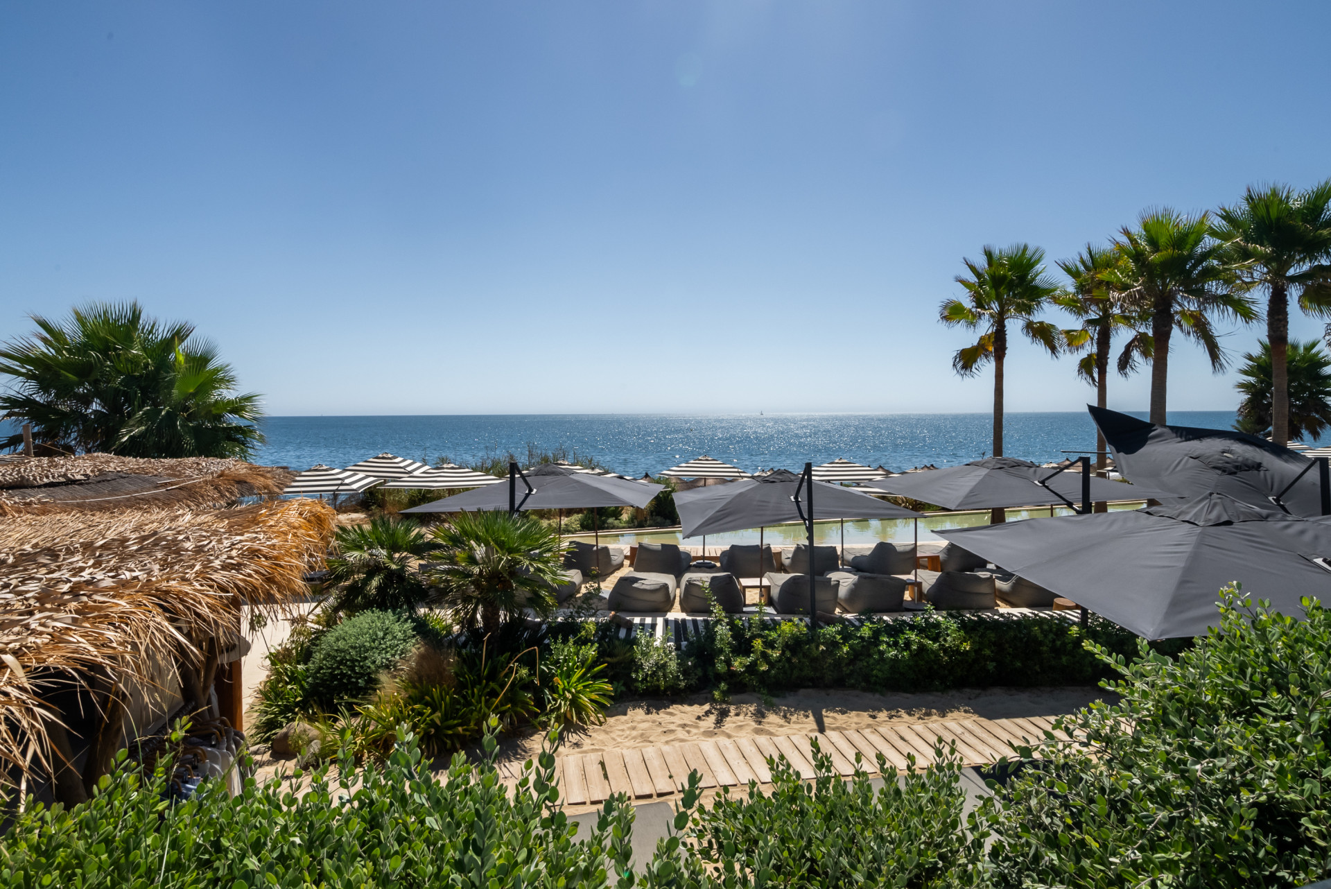 Beachfront Apartment with Sea Views · Photo 14