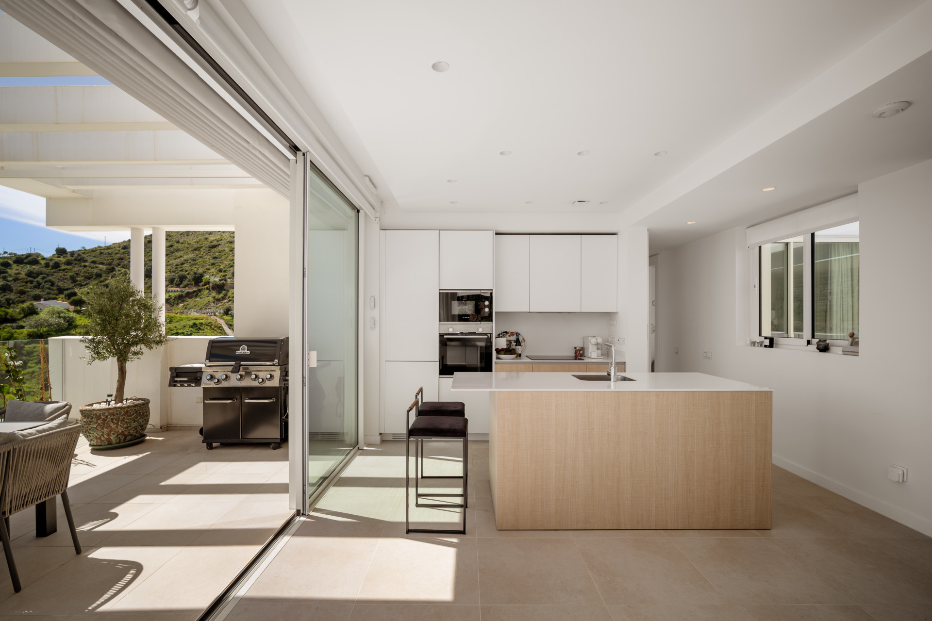 Penthouse with Mountain Views · Photo 9
