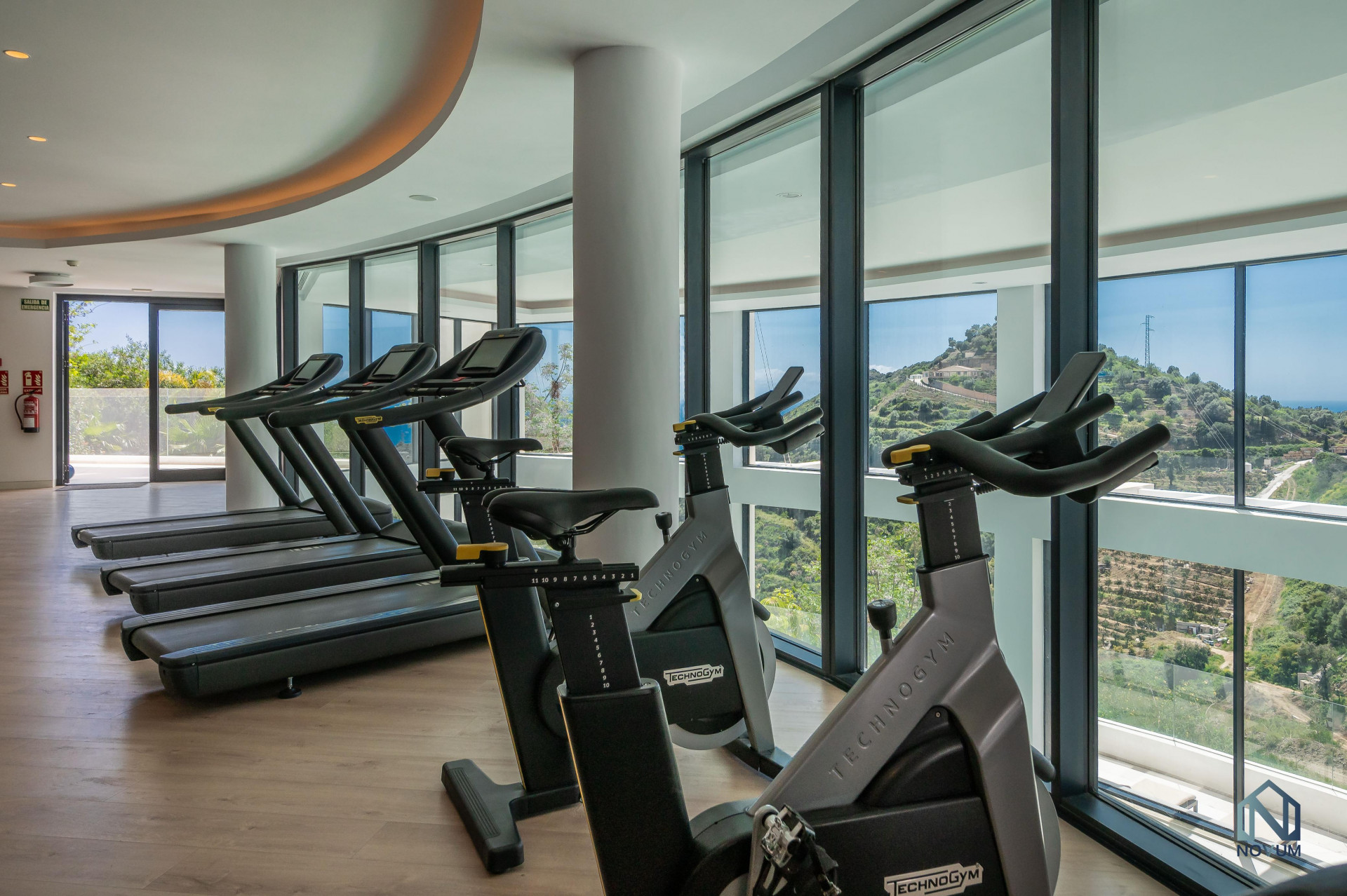 Penthouse with Mountain Views · Photo 17