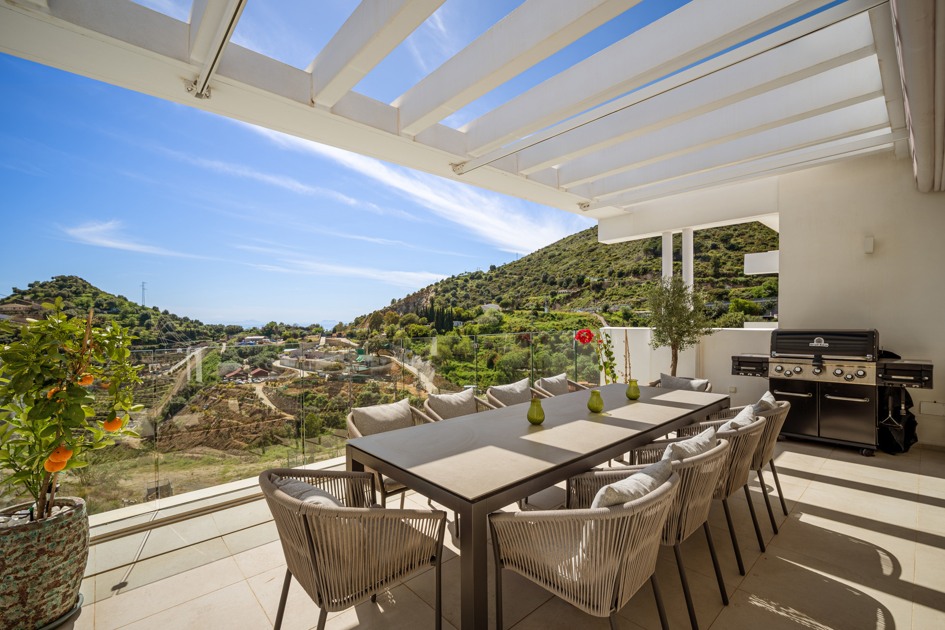 Penthouse with Mountain Views · Photo 8