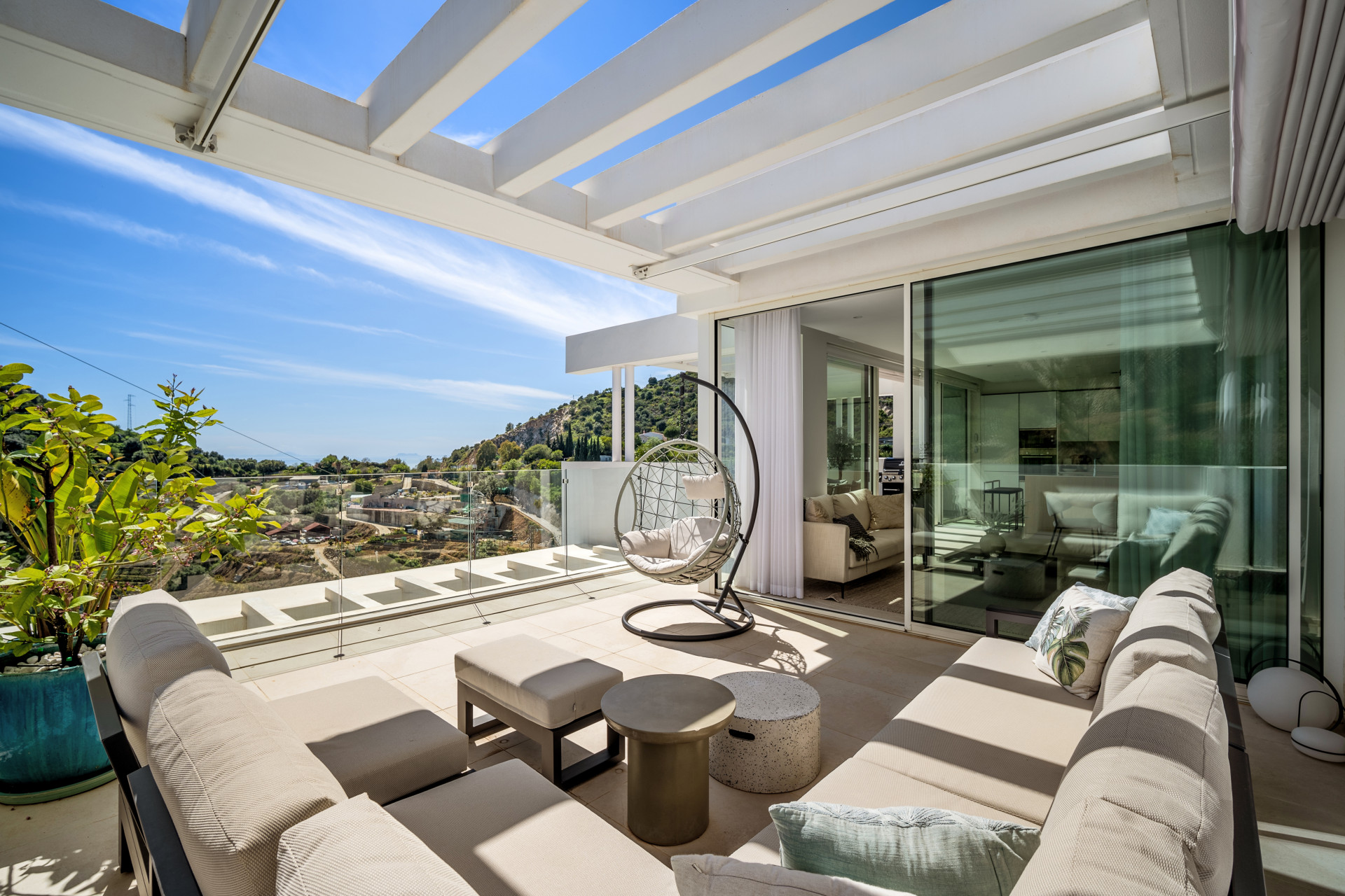 Penthouse with Mountain Views · Photo 10