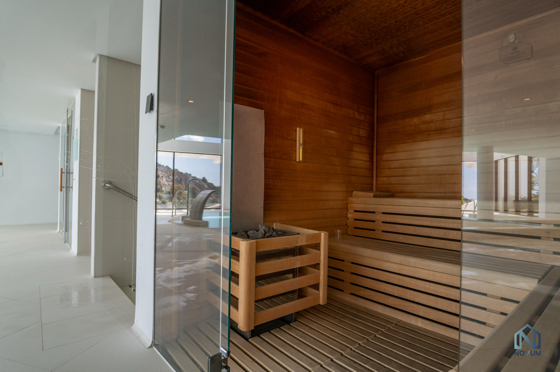Penthouse with Mountain Views · Photo 18