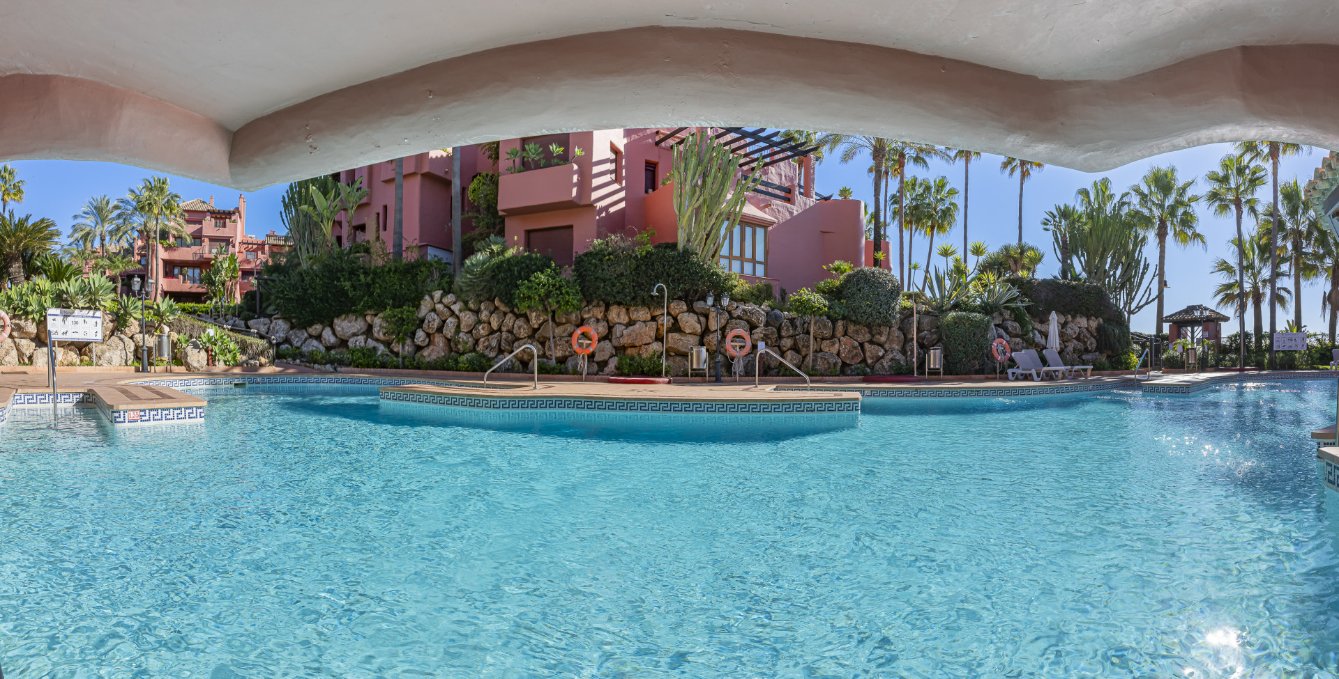 Beachfront Ground Floor Apartment · Photo 20