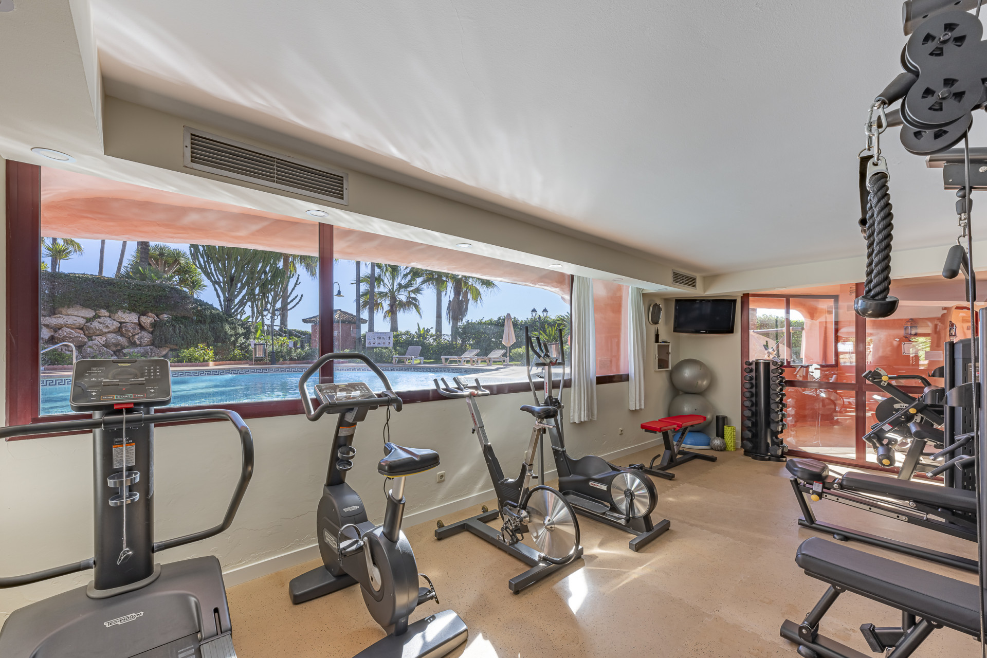 Beachfront Ground Floor Apartment · Photo 18