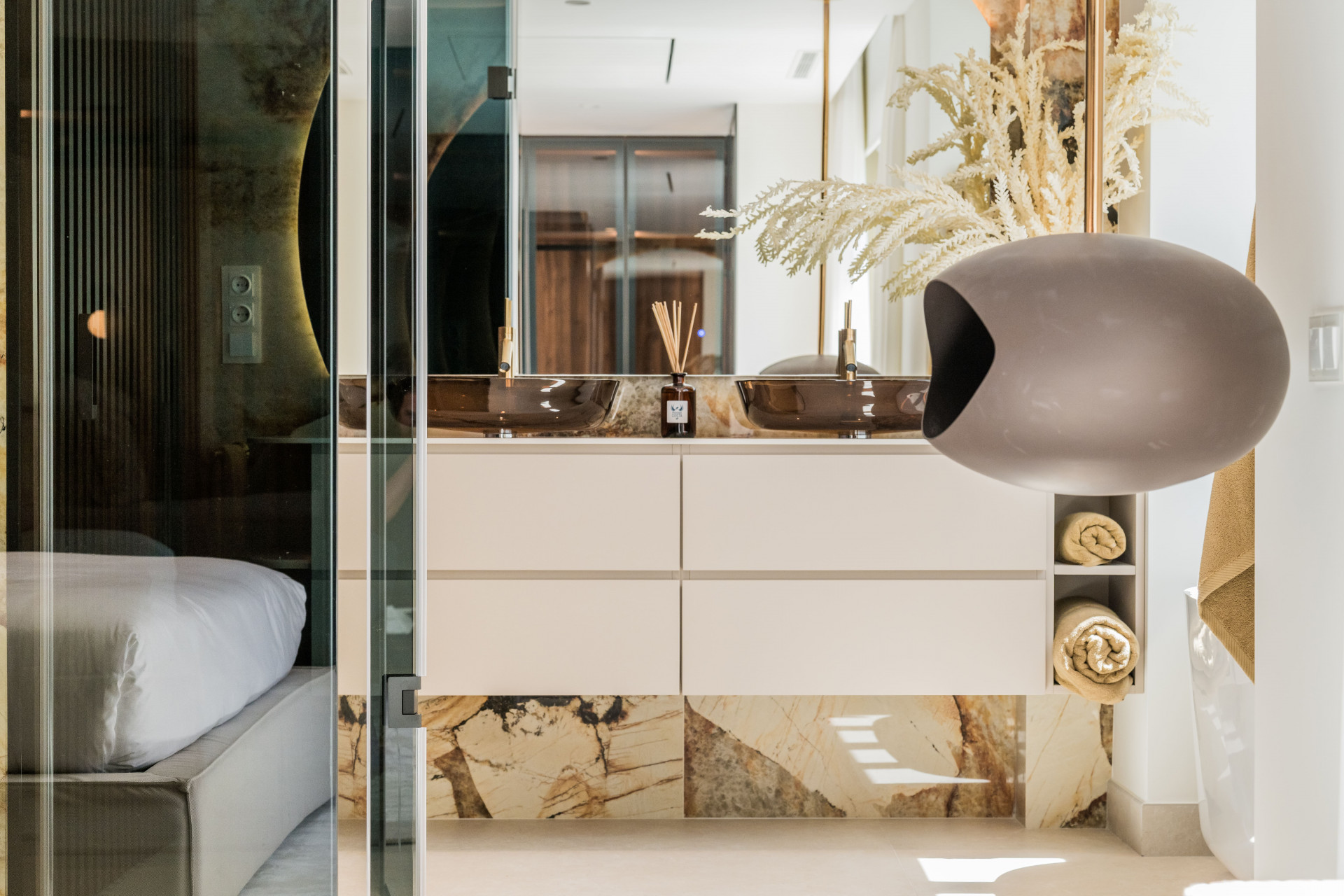 Beachfront Apartment with Sea Views · Photo 12