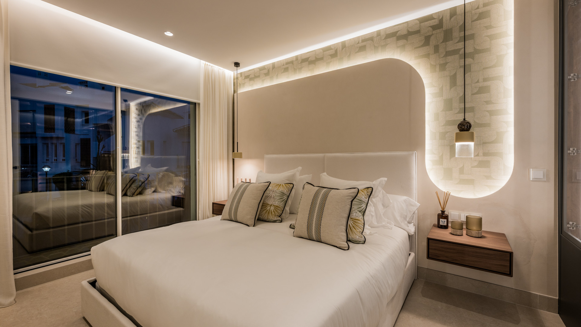 Beachfront Apartment with Sea Views · Photo 10