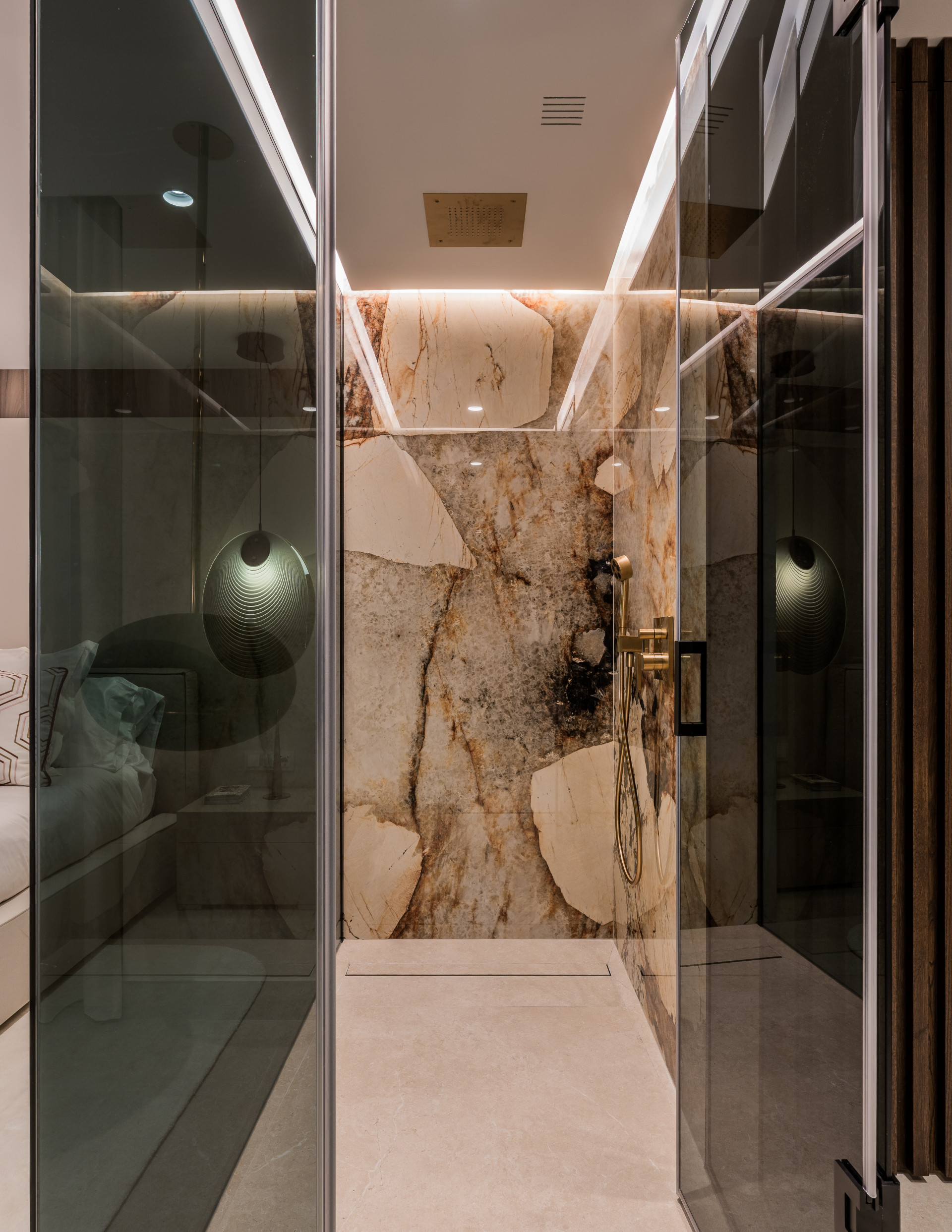 Beachfront Apartment with Sea Views · Photo 15