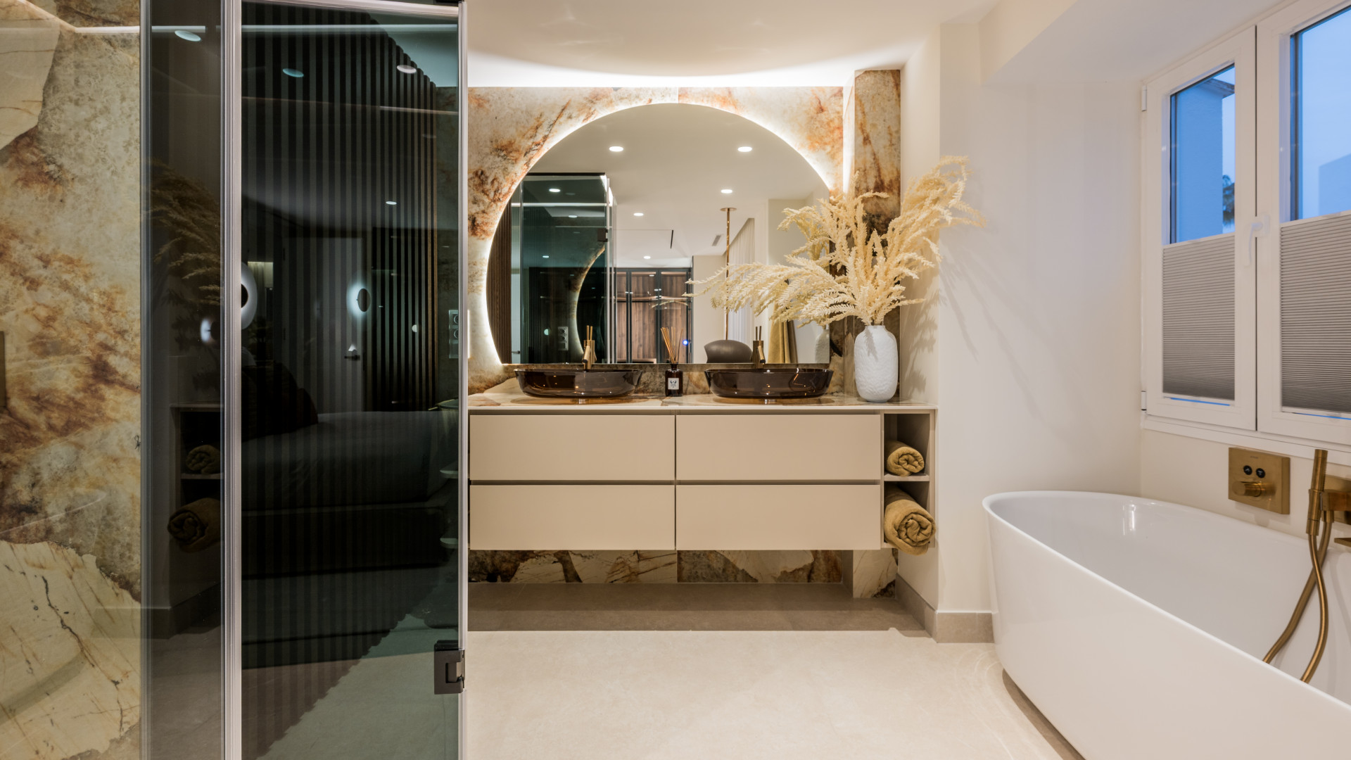 Beachfront Apartment with Sea Views · Photo 14
