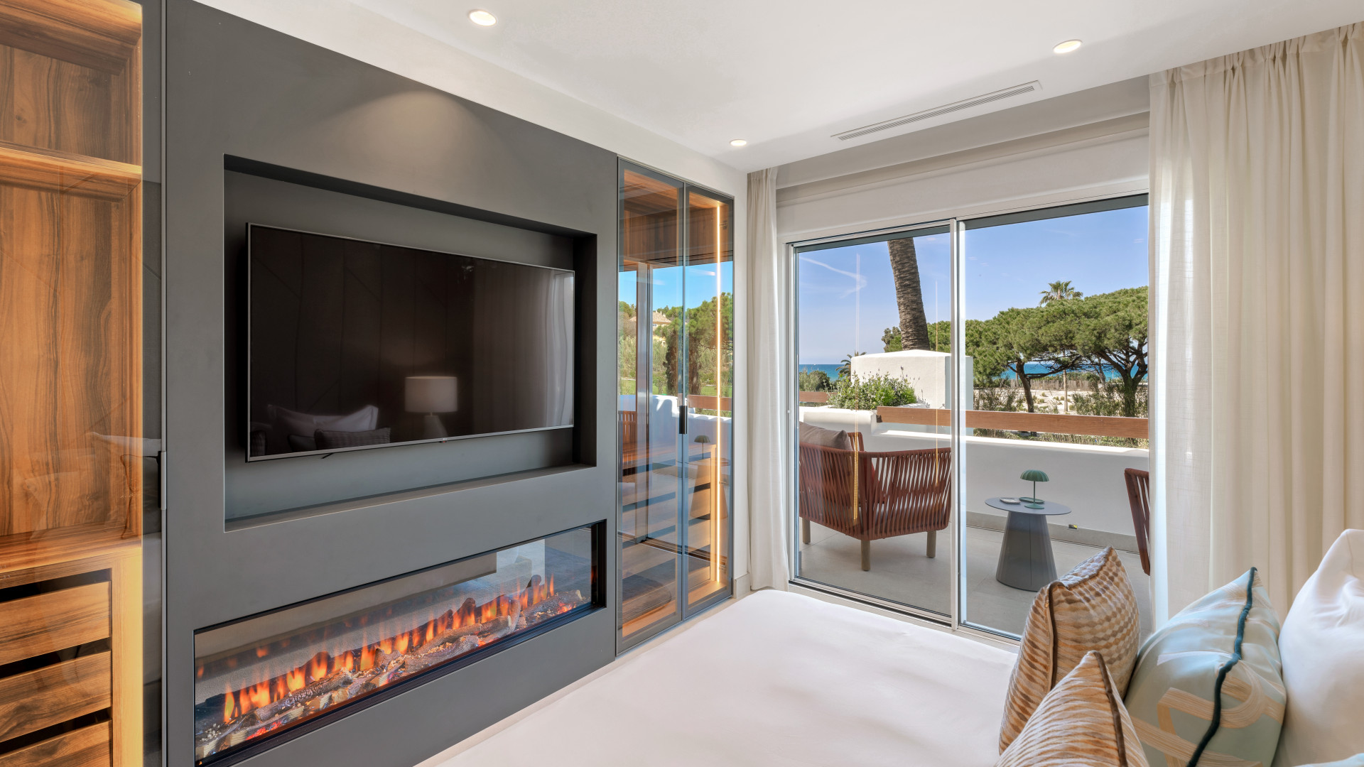 Beachfront Apartment with Sea Views · Photo 9
