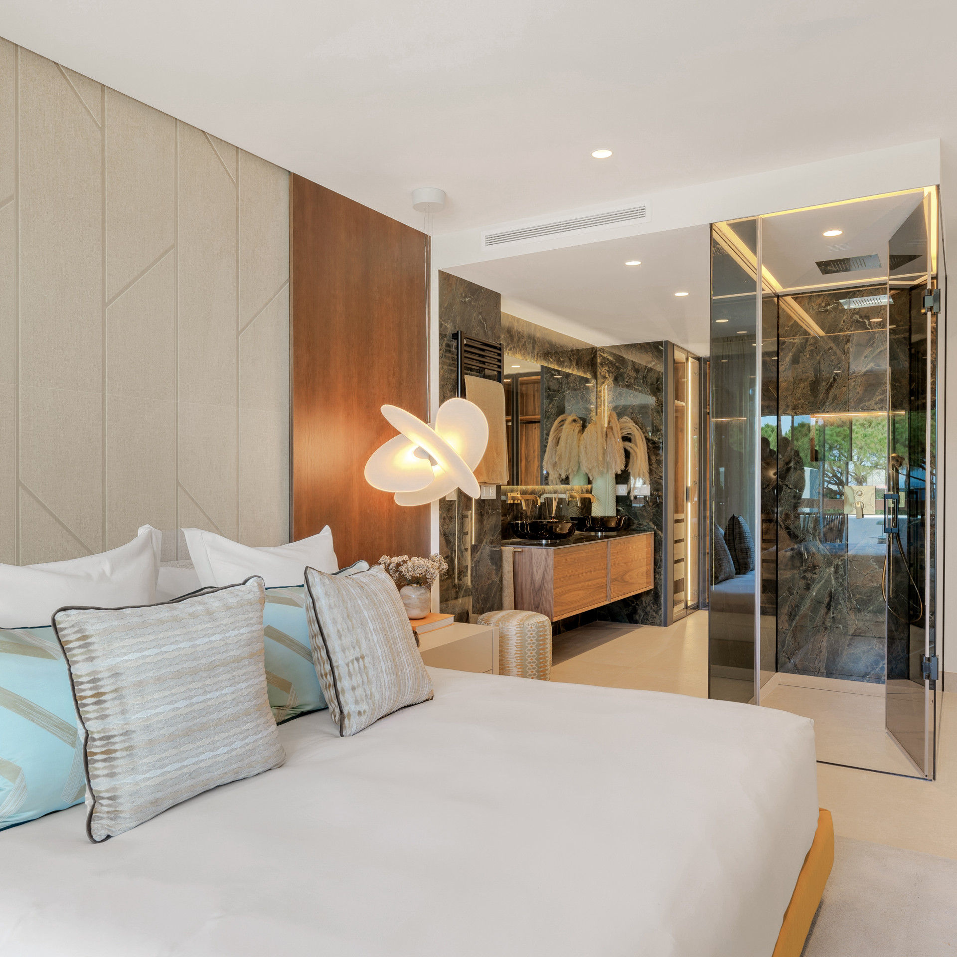 Beachfront Apartment with Sea Views · Photo 13