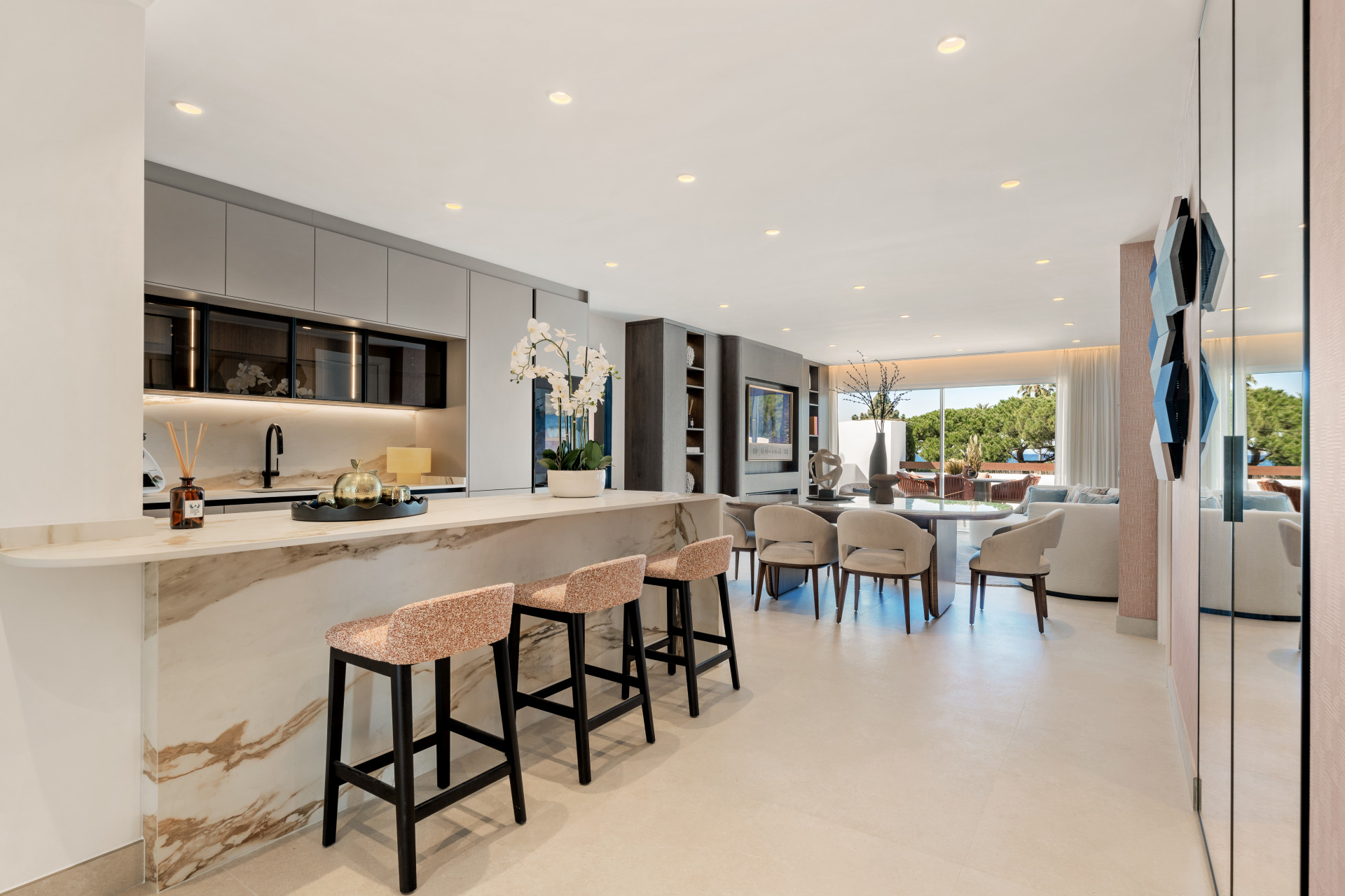 Beachfront Apartment with Sea Views · Photo 8