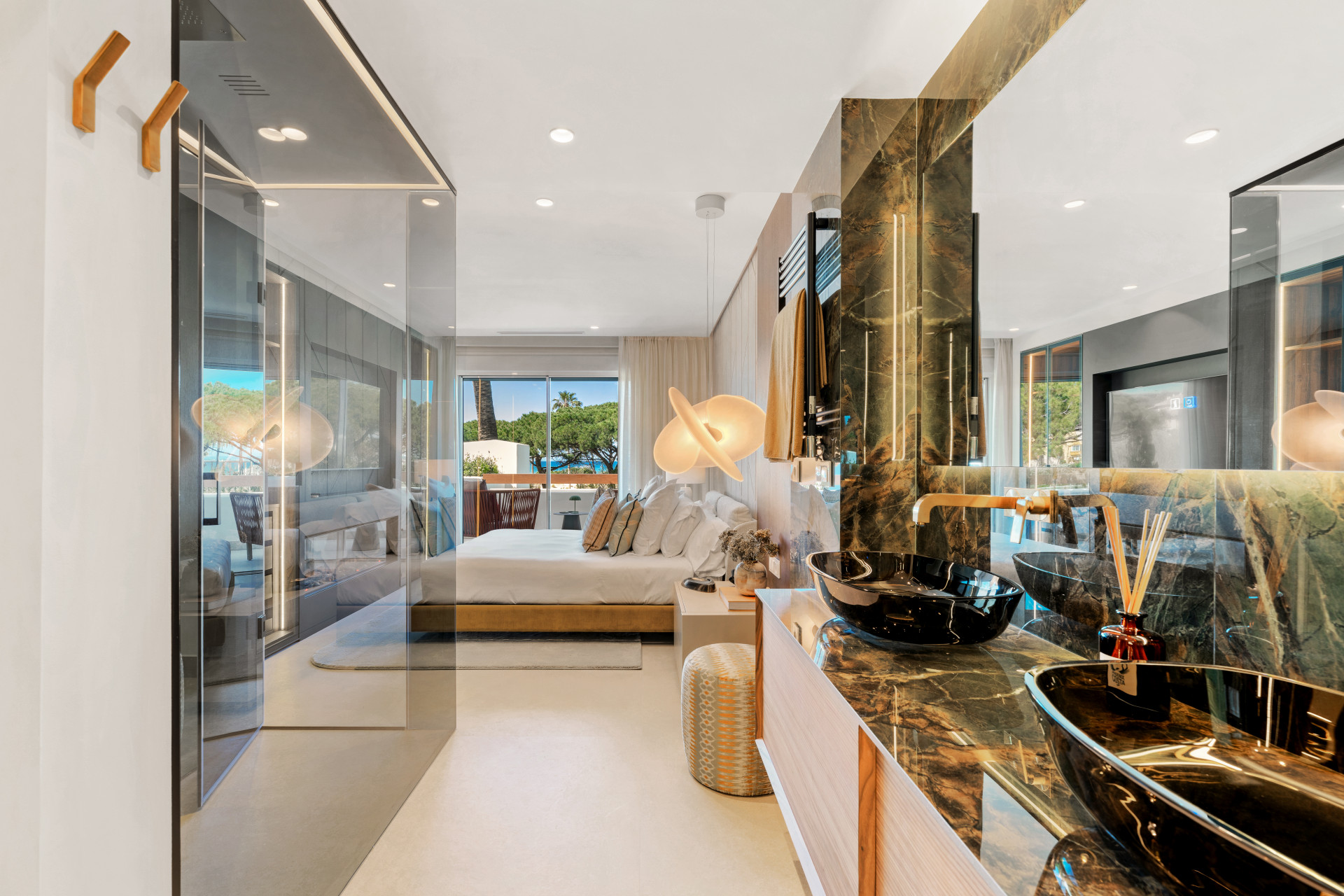 Beachfront Apartment with Sea Views · Photo 10