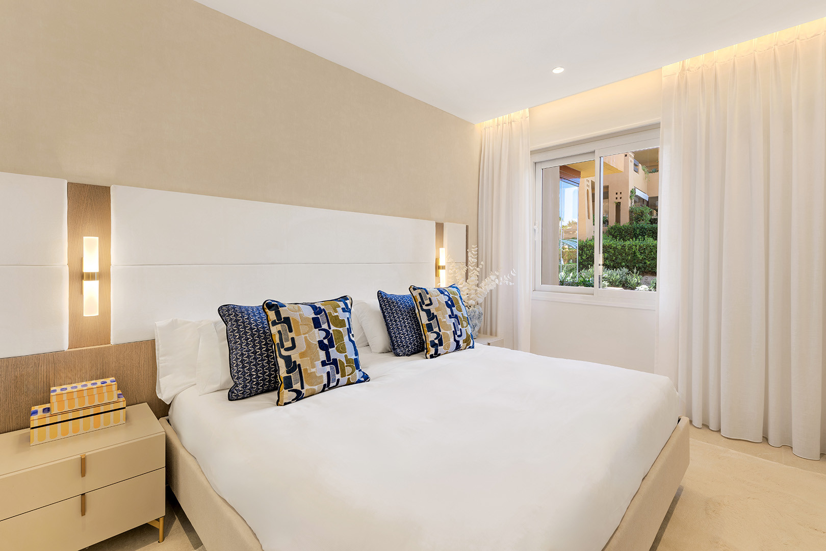 Beachfront Apartment with Panoramic Sea Views · Photo 14