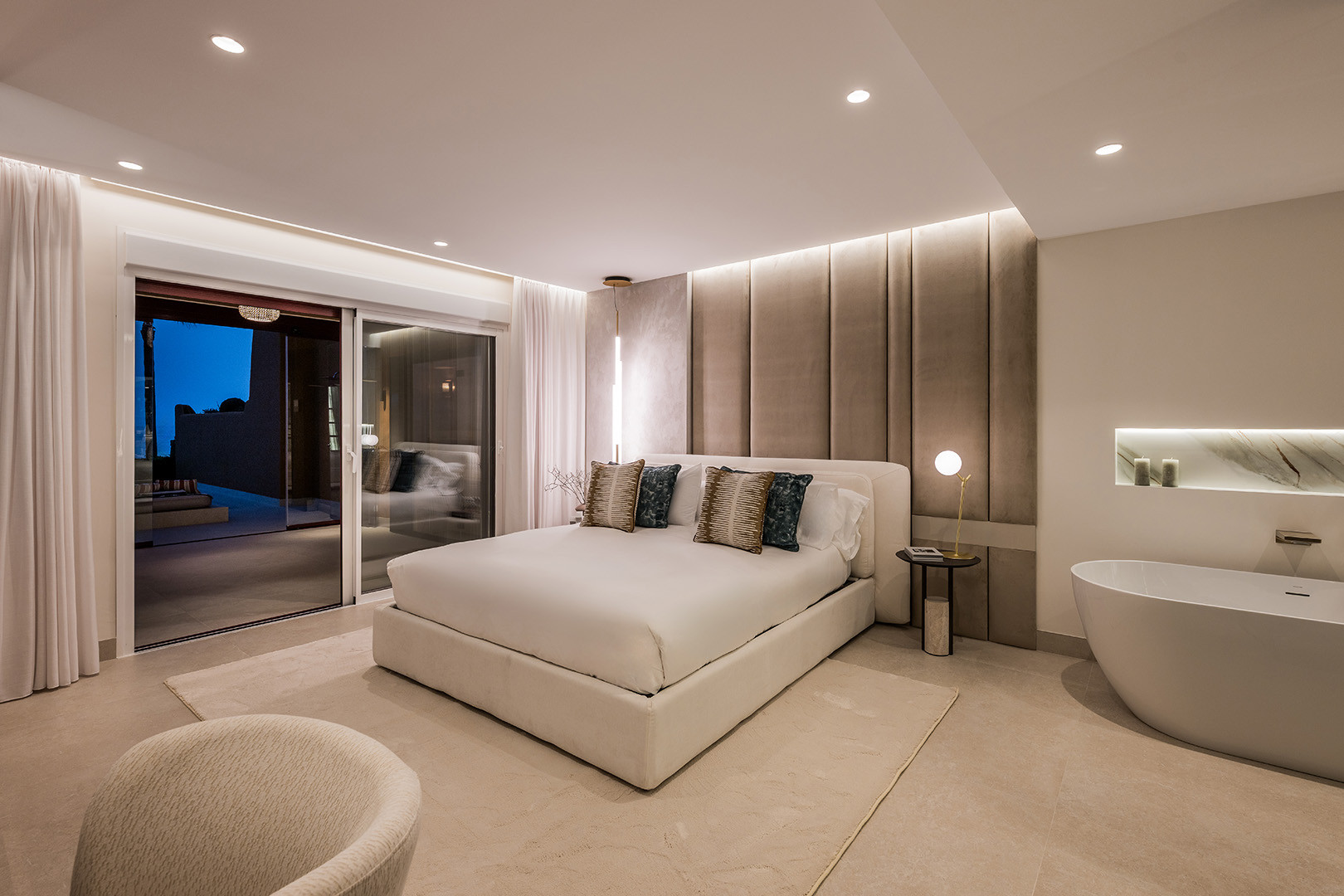 Beachfront Apartment with Panoramic Sea Views · Photo 15