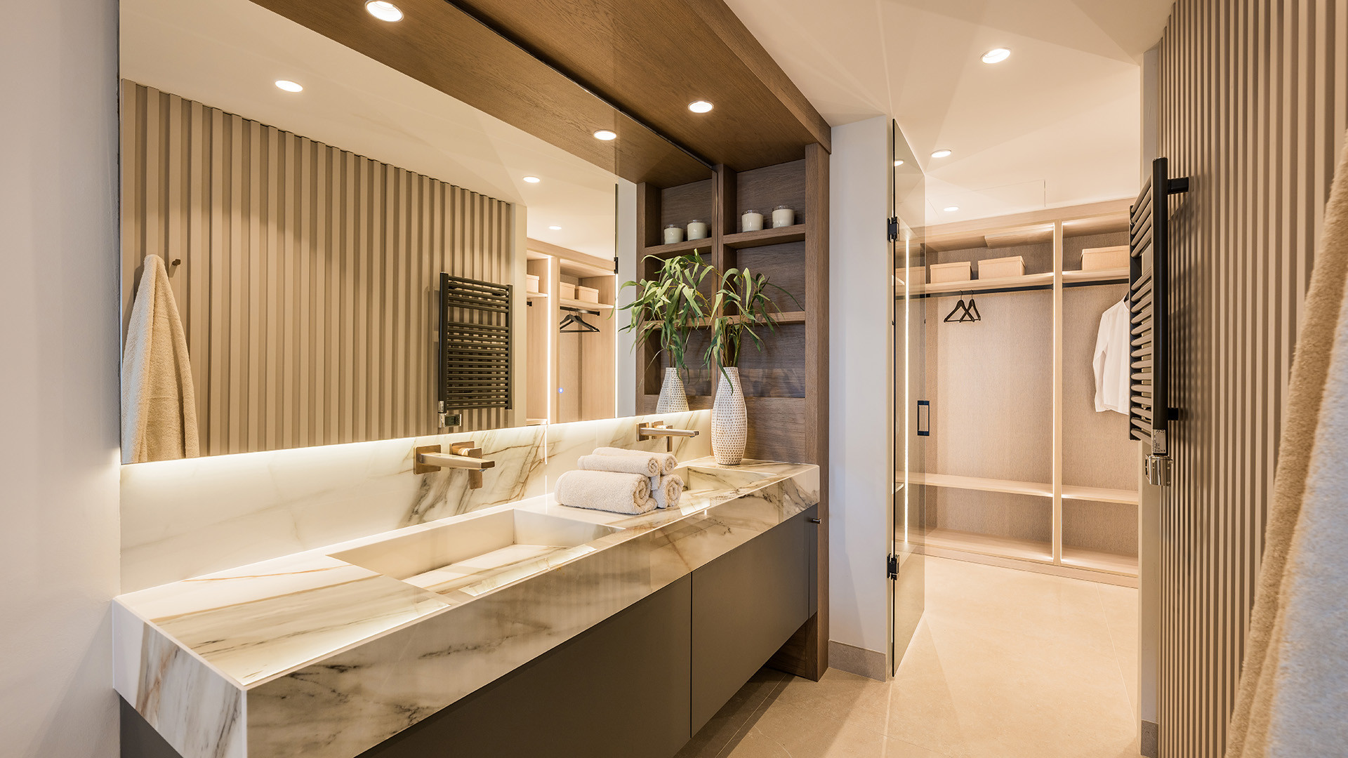 Beachfront Apartment with Panoramic Sea Views · Photo 13