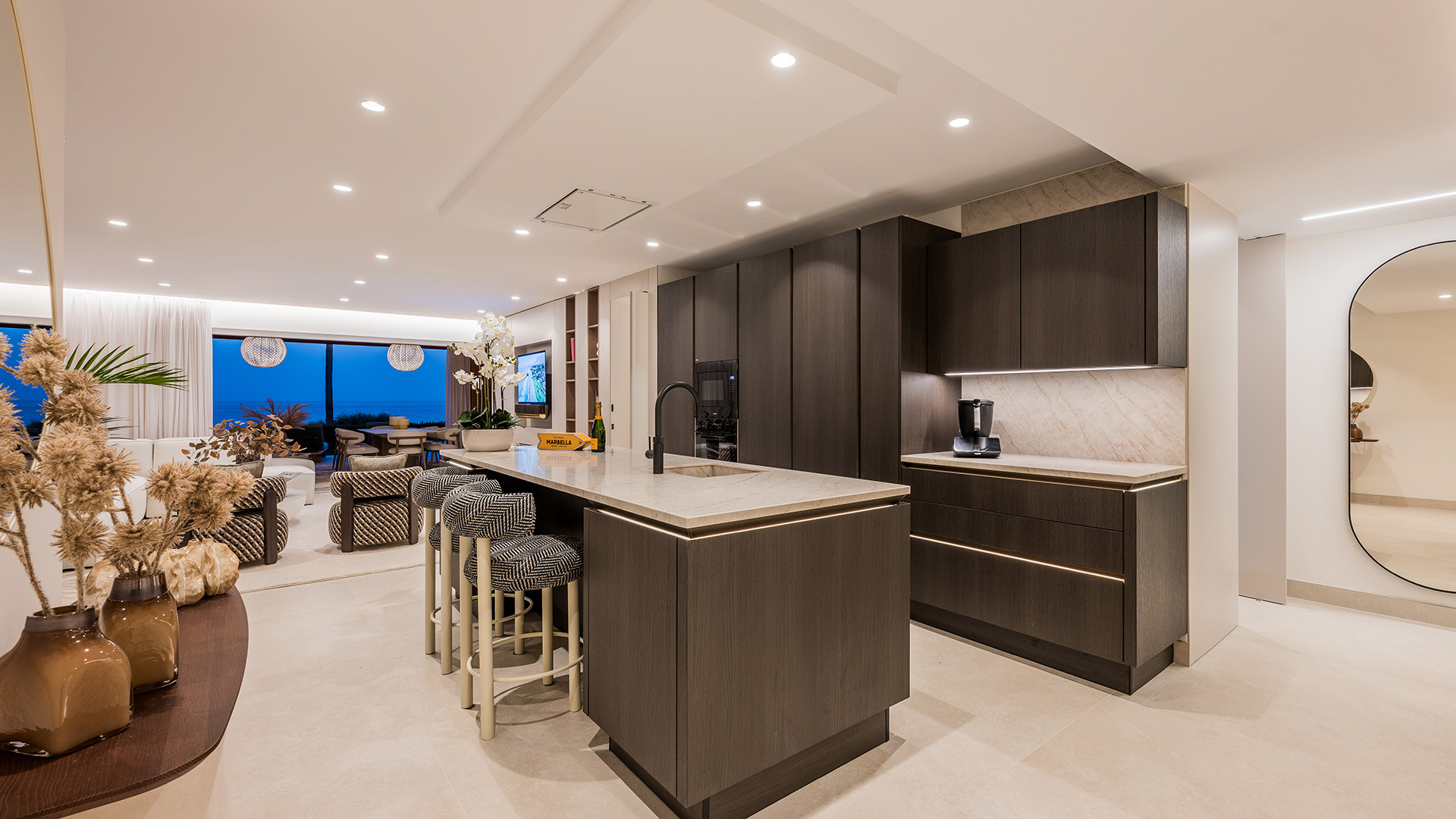 Beachfront Apartment with Panoramic Sea Views · Photo 10