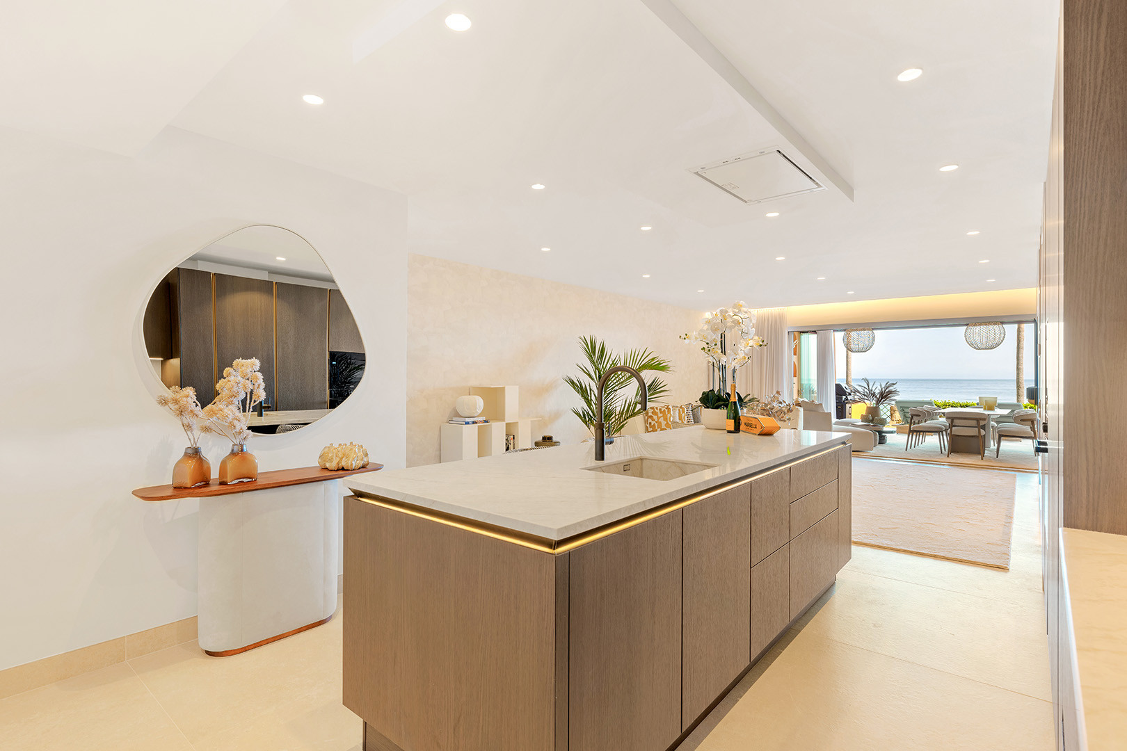 Beachfront Apartment with Panoramic Sea Views · Photo 9