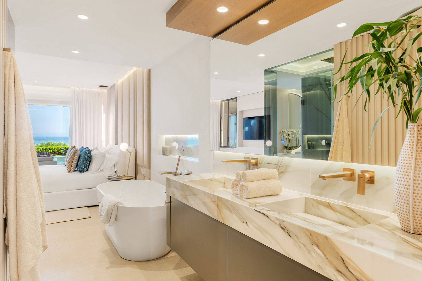 Beachfront Apartment with Panoramic Sea Views · Photo 17
