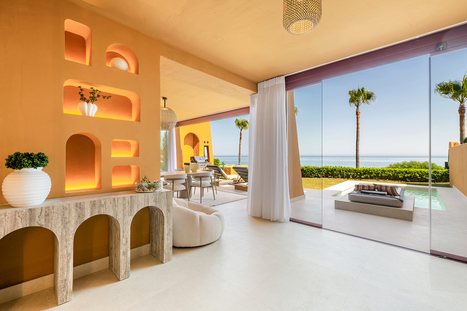 Beachfront Apartment with Panoramic Sea Views · Photo 12