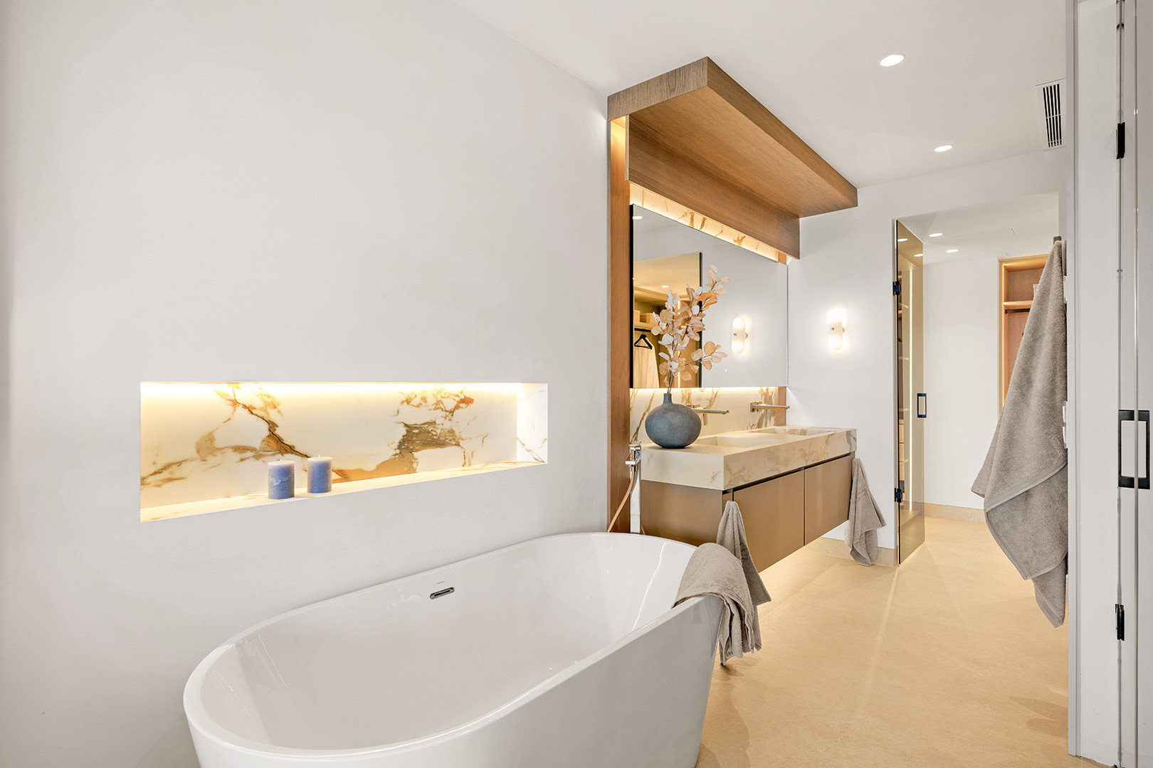 Beachfront Apartment with Panoramic Sea Views · Photo 17