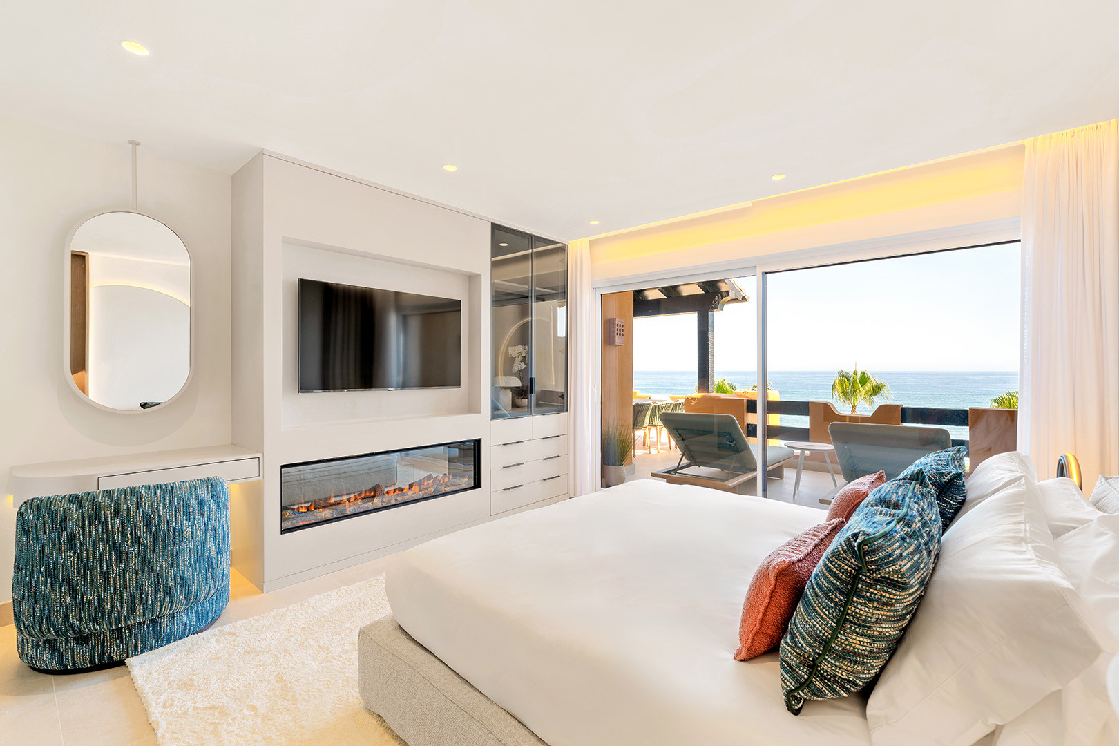 Beachfront Apartment with Panoramic Sea Views · Photo 9