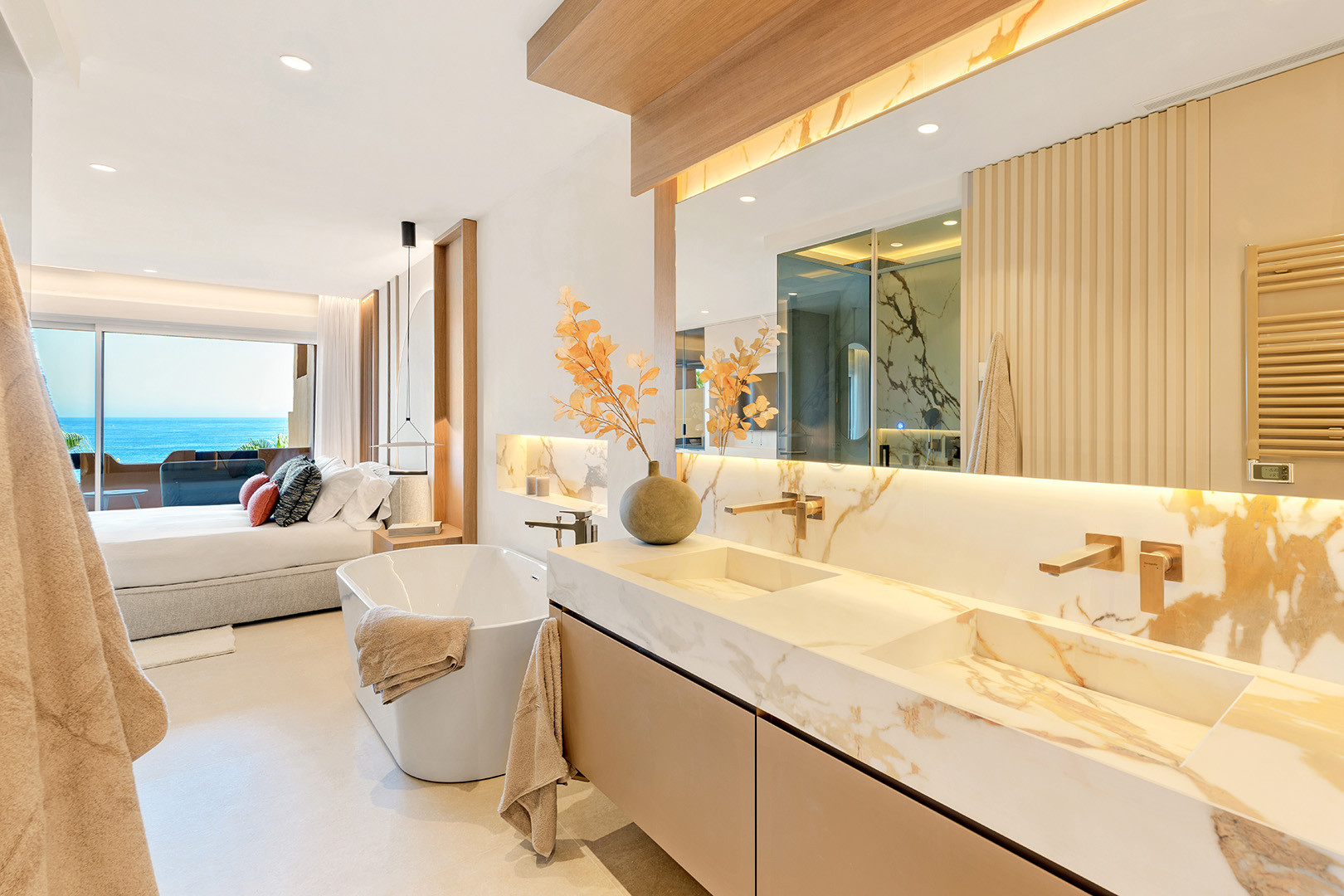 Beachfront Apartment with Panoramic Sea Views · Photo 14