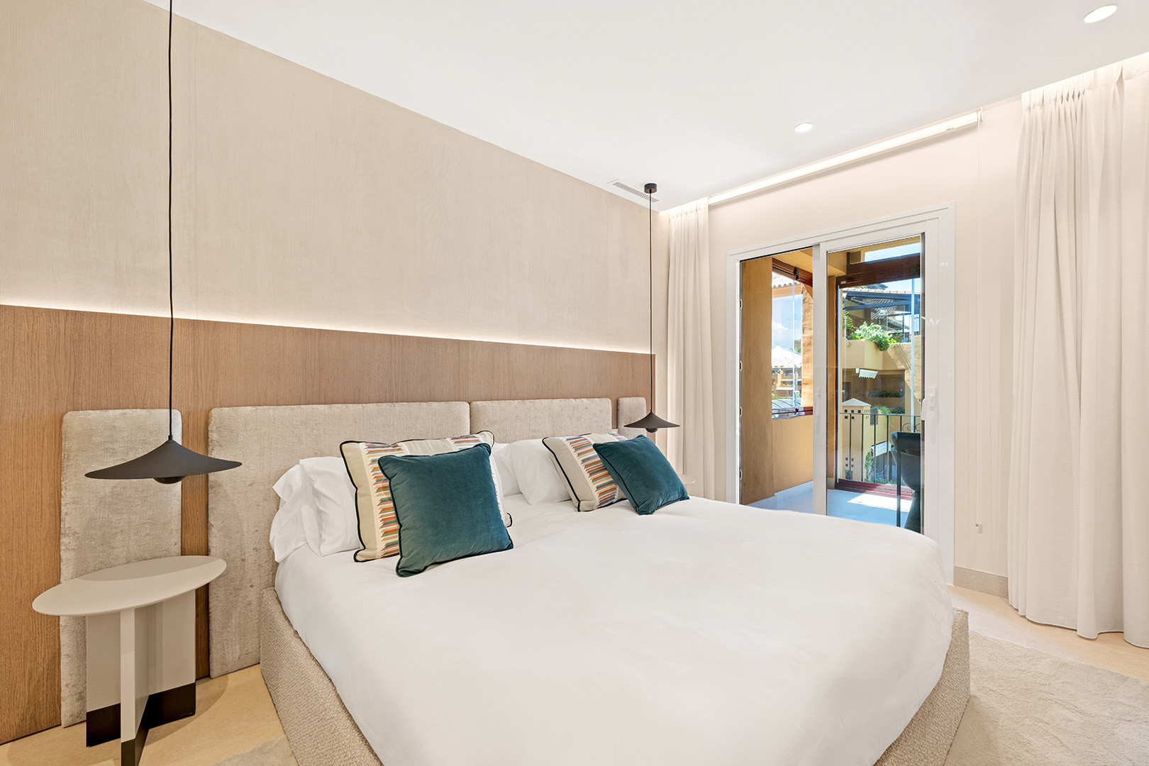 Beachfront Apartment with Panoramic Sea Views · Photo 10