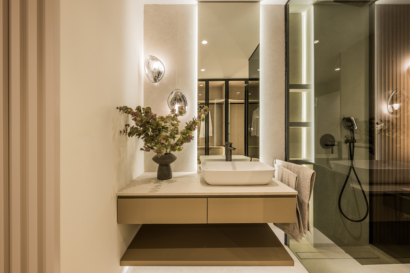 Beachfront Apartment with Panoramic Sea Views · Photo 18