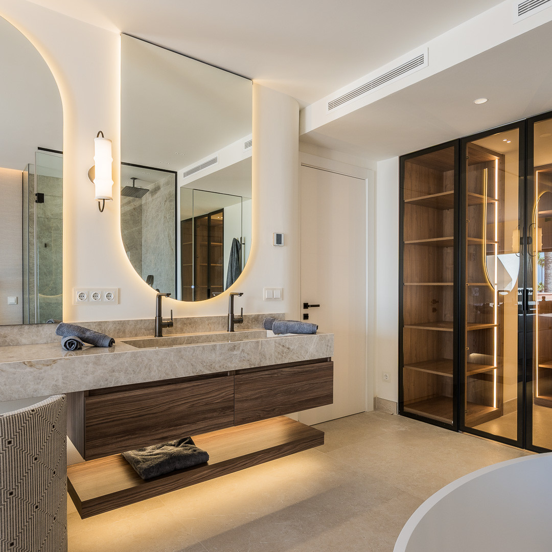 Beachfront Penthouse · Photo 13