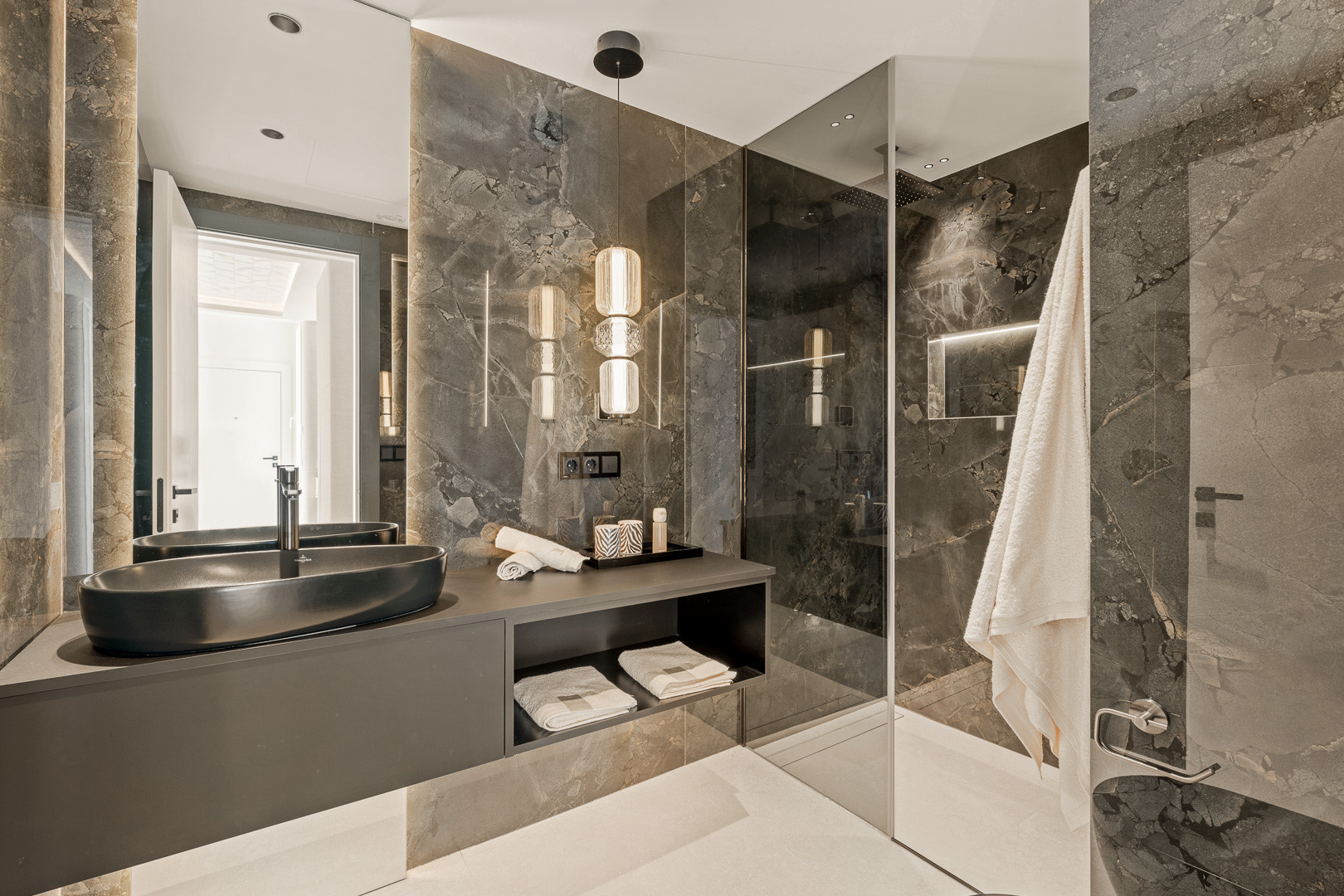 Beachfront Penthouse · Photo 15