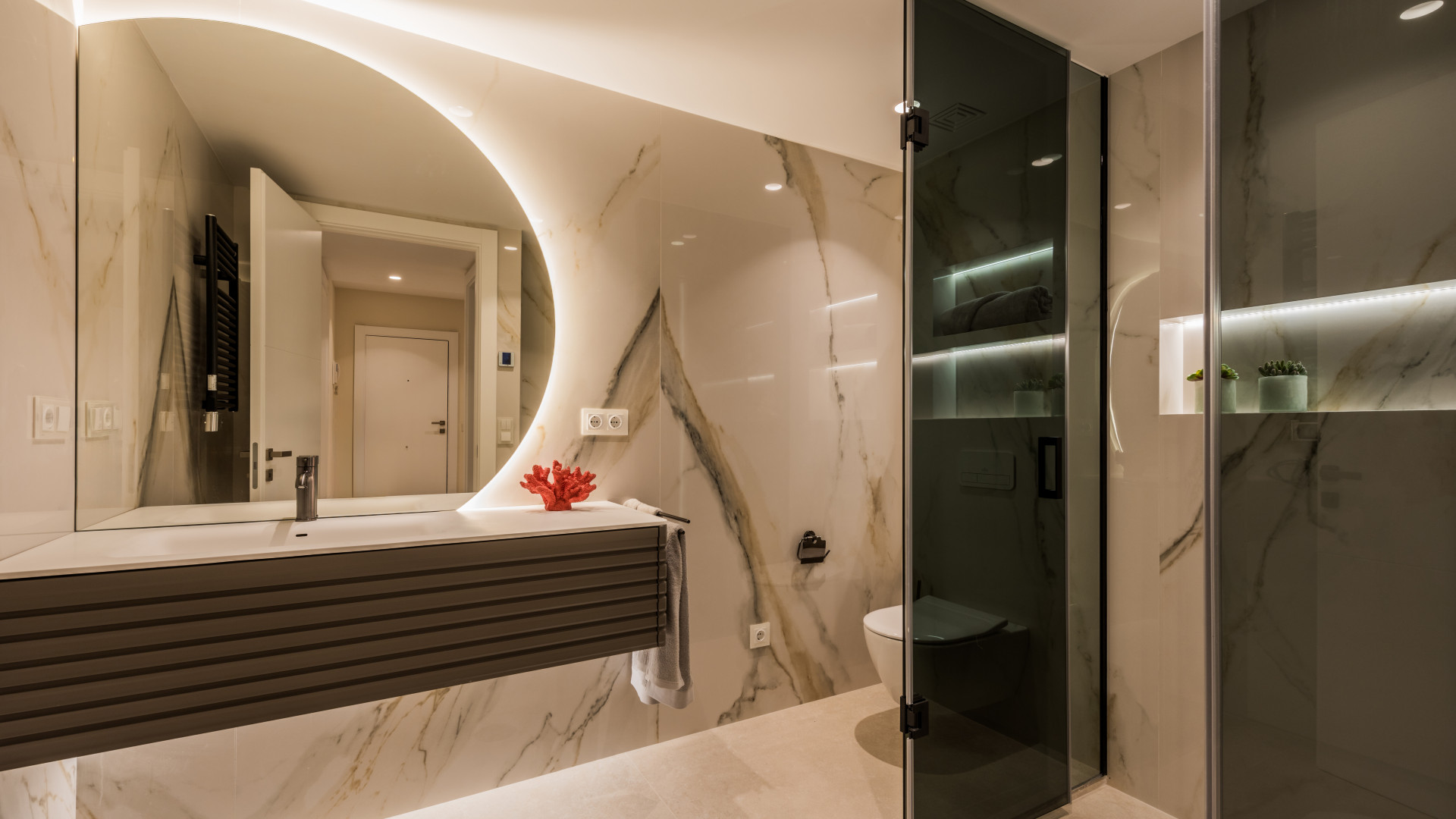 Beachfront Apartment · Photo 13